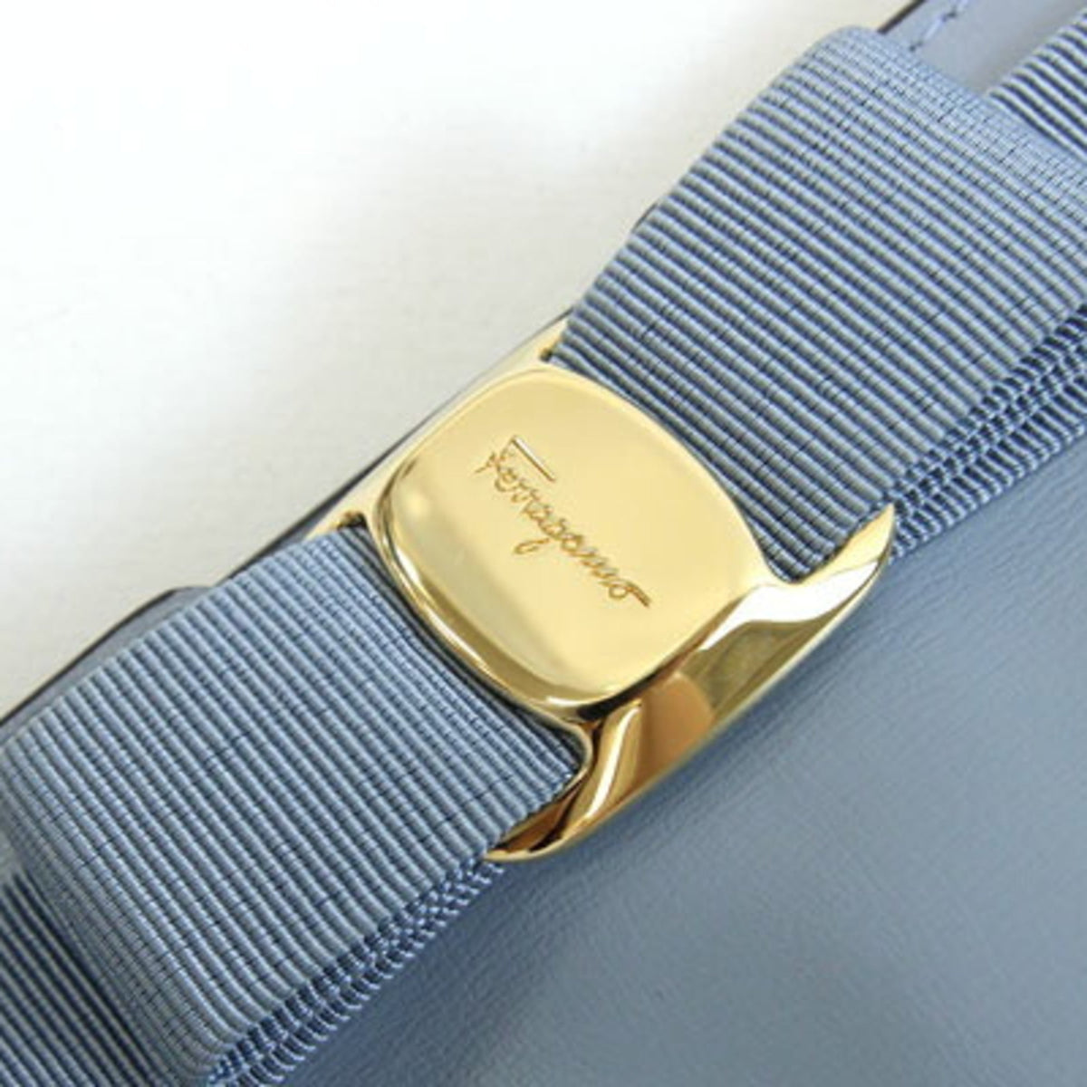 Salvatore Ferragamo Vara Light Blue Leather Shoulder Bag (Pre-Owned)