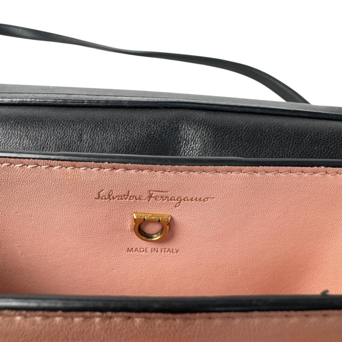 Salvatore Ferragamo Black Leather Shoulder Bag (Pre-Owned)