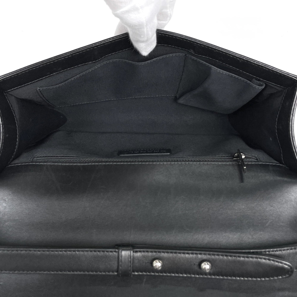 Chanel Black Leather Shoulder Bag (Pre-Owned)