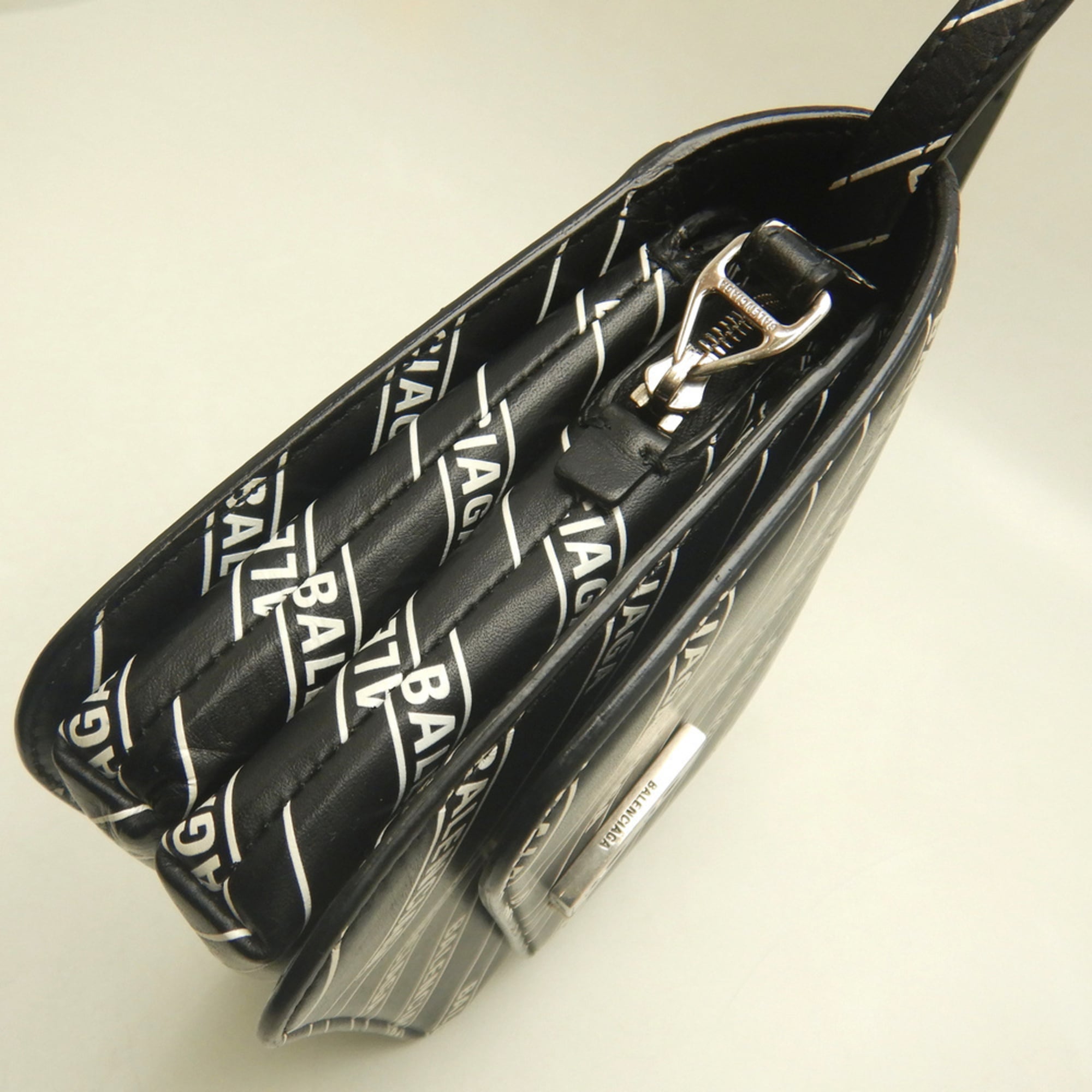 Balenciaga Black White Leather Shoulder Bag (Pre-Owned)