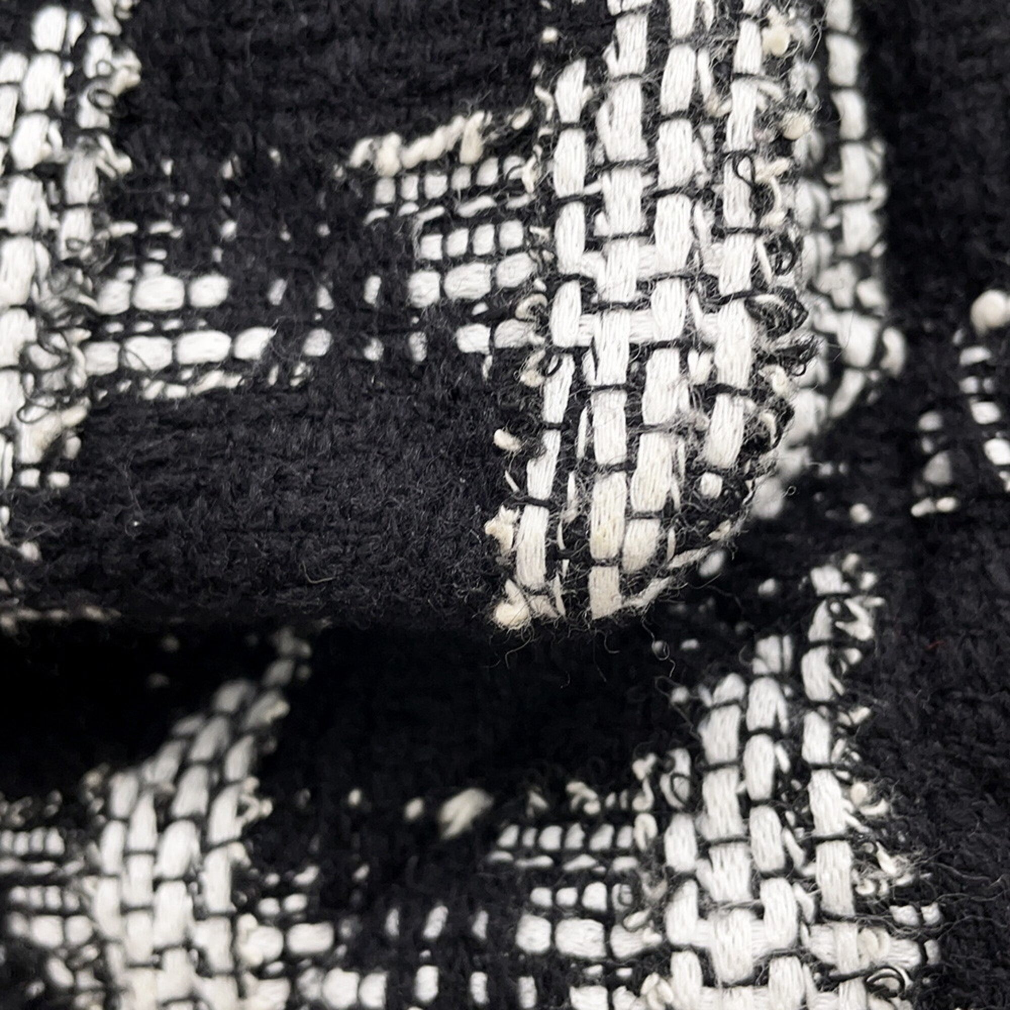 Chanel Black White Tweed Shoulder Bag (Pre-Owned)