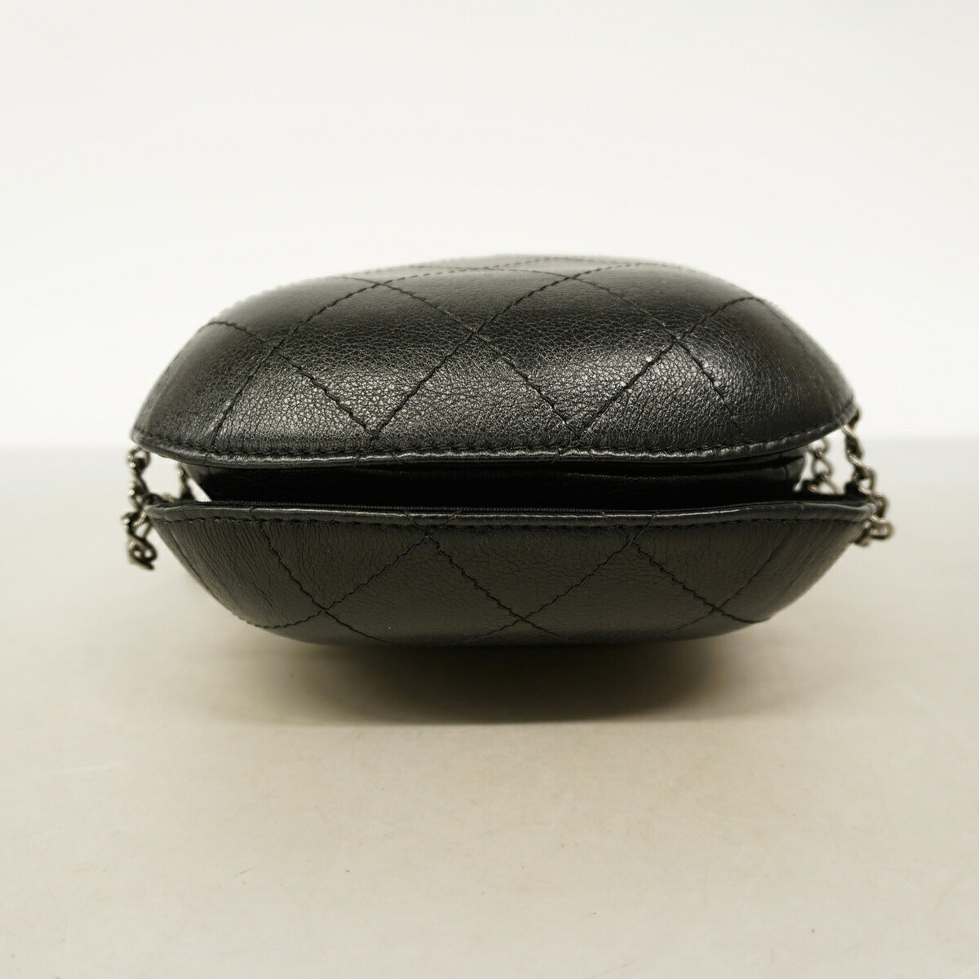 Chanel Black Leather Shoulder Bag (Pre-Owned)