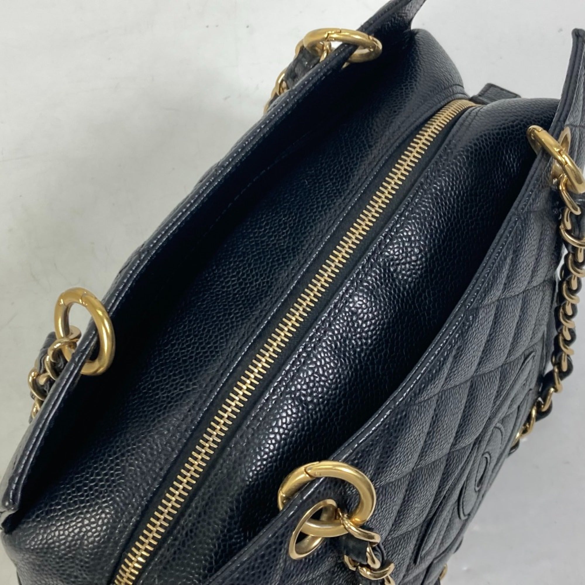 Chanel Black Leather Shoulder Bag (Pre-Owned)