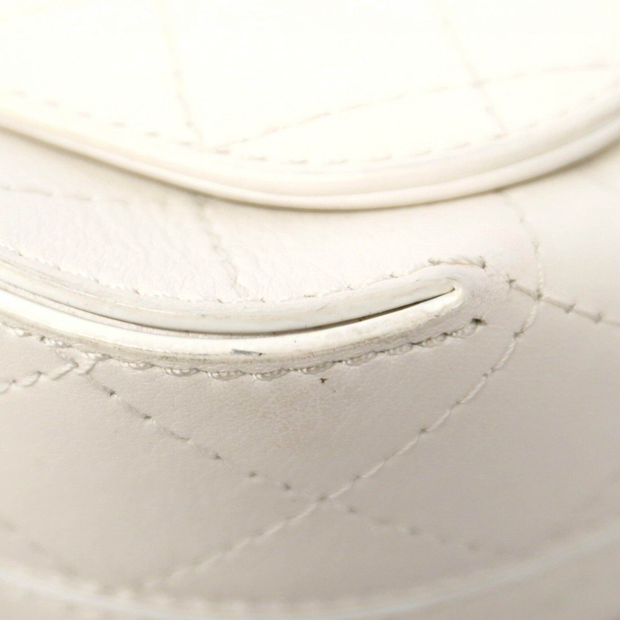 Chanel White Leather Shoulder Bag (Pre-Owned)
