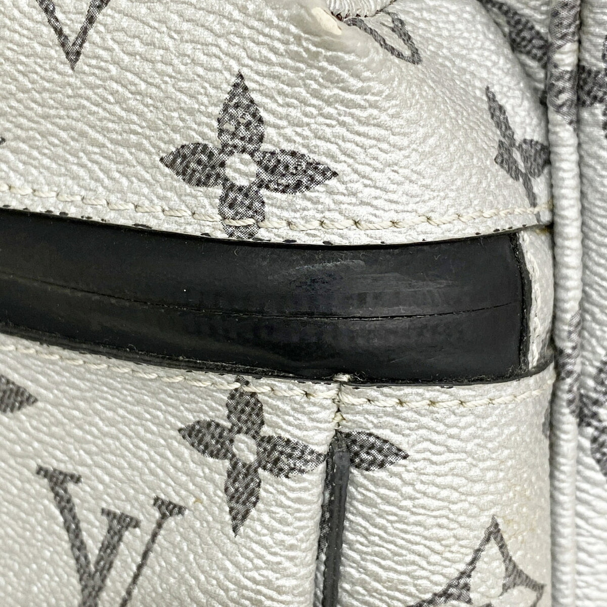 Louis Vuitton Silver Shoulder Bag (Pre-Owned)