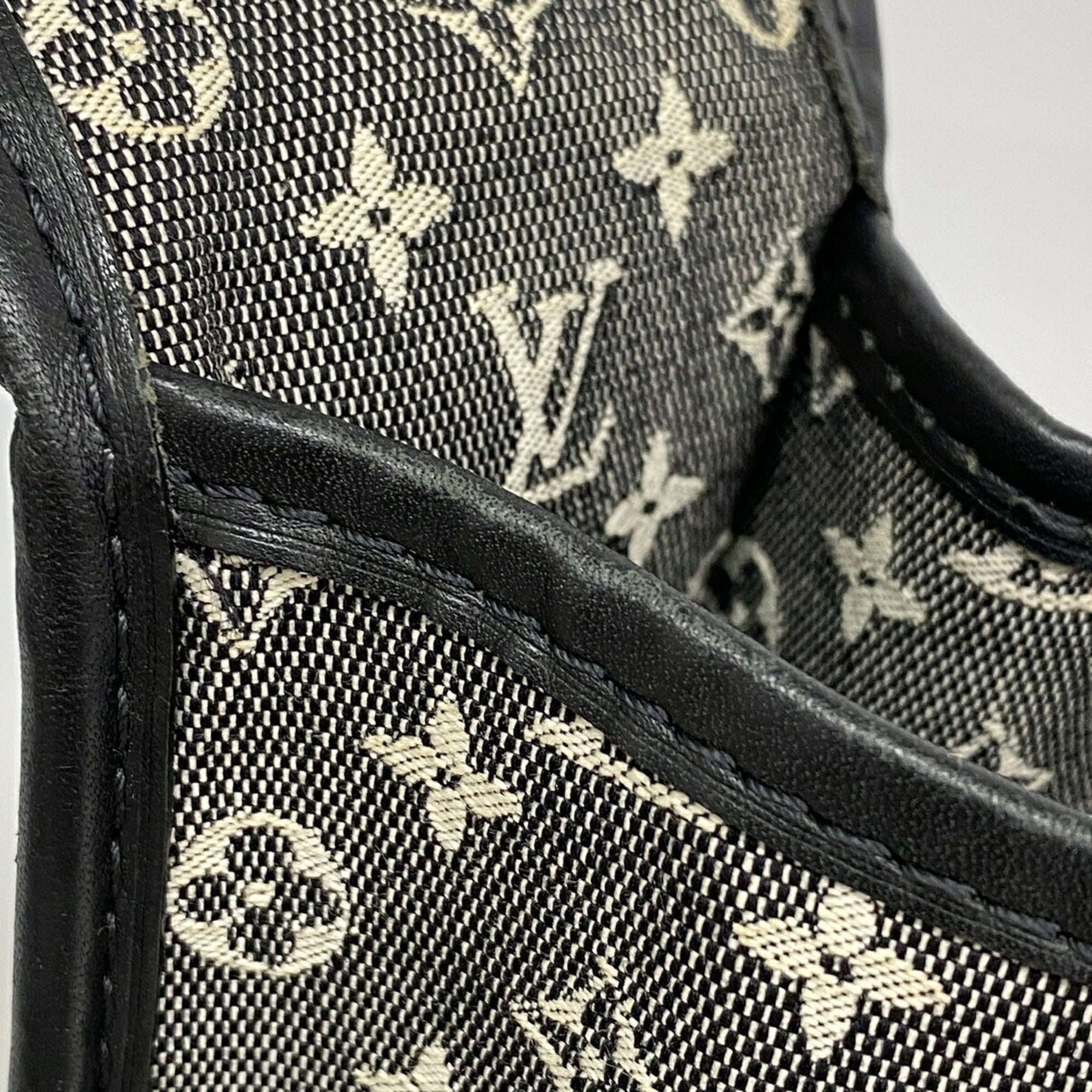 Louis Vuitton Noir Shoulder Bag (Pre-Owned)