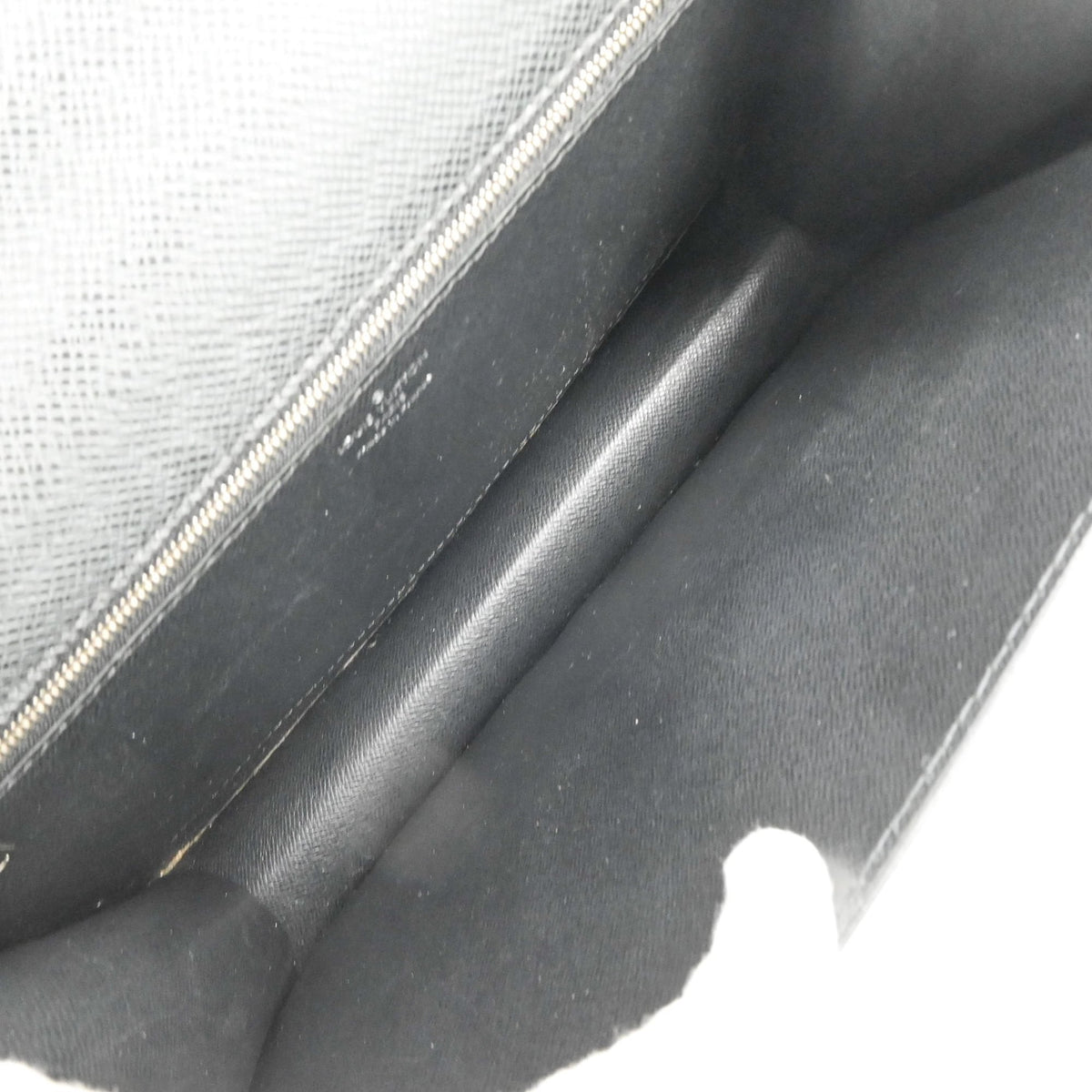 Louis Vuitton Black Taiga Leather Leather Handbag (Pre-Owned)