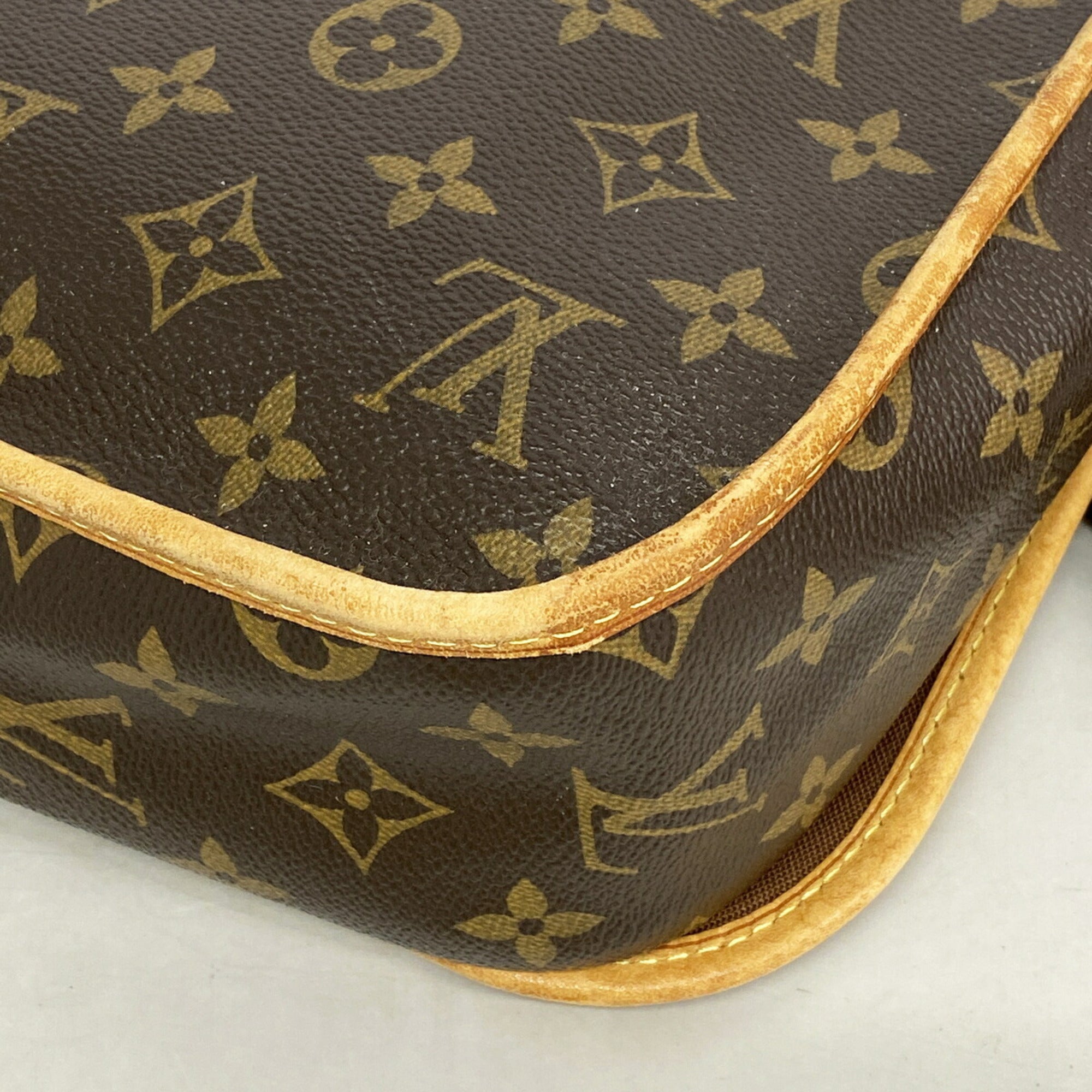 Louis Vuitton Brown Shoulder Bag (Pre-Owned)