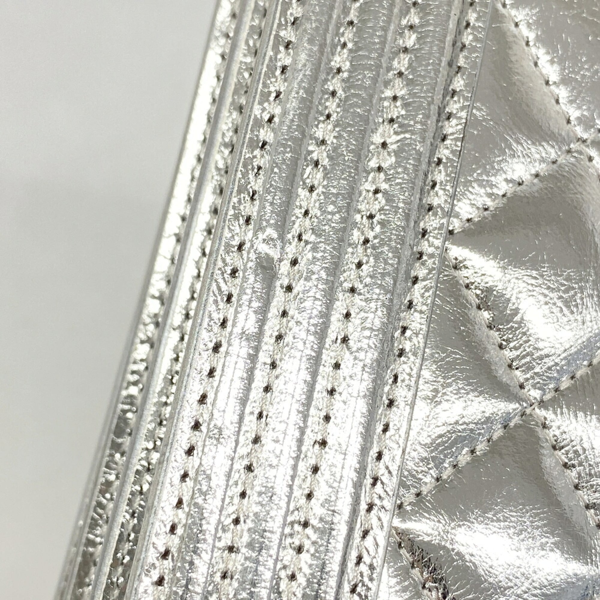 Chanel Silver Leather Shoulder Bag (Pre-Owned)