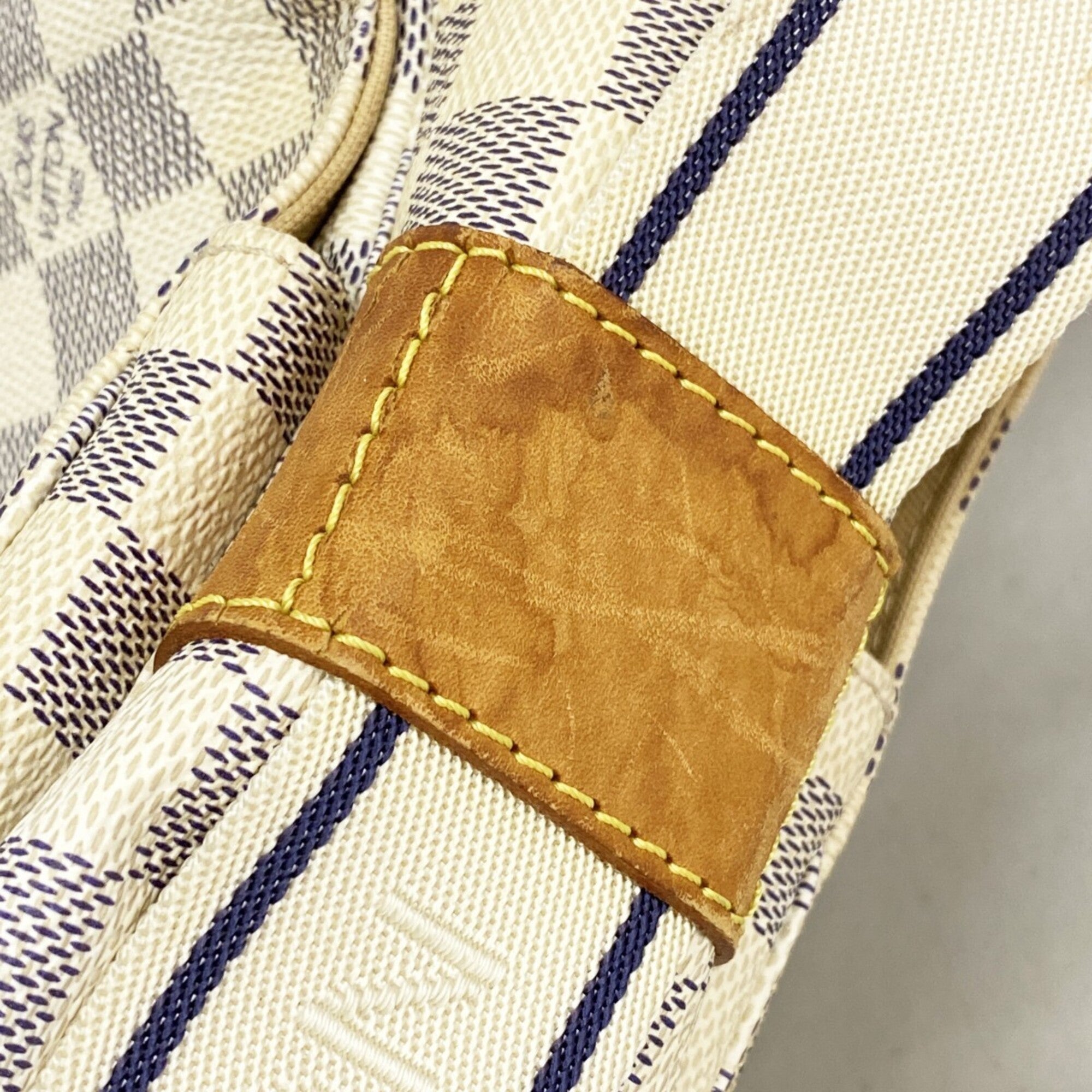 Louis Vuitton White Shoulder Bag (Pre-Owned)