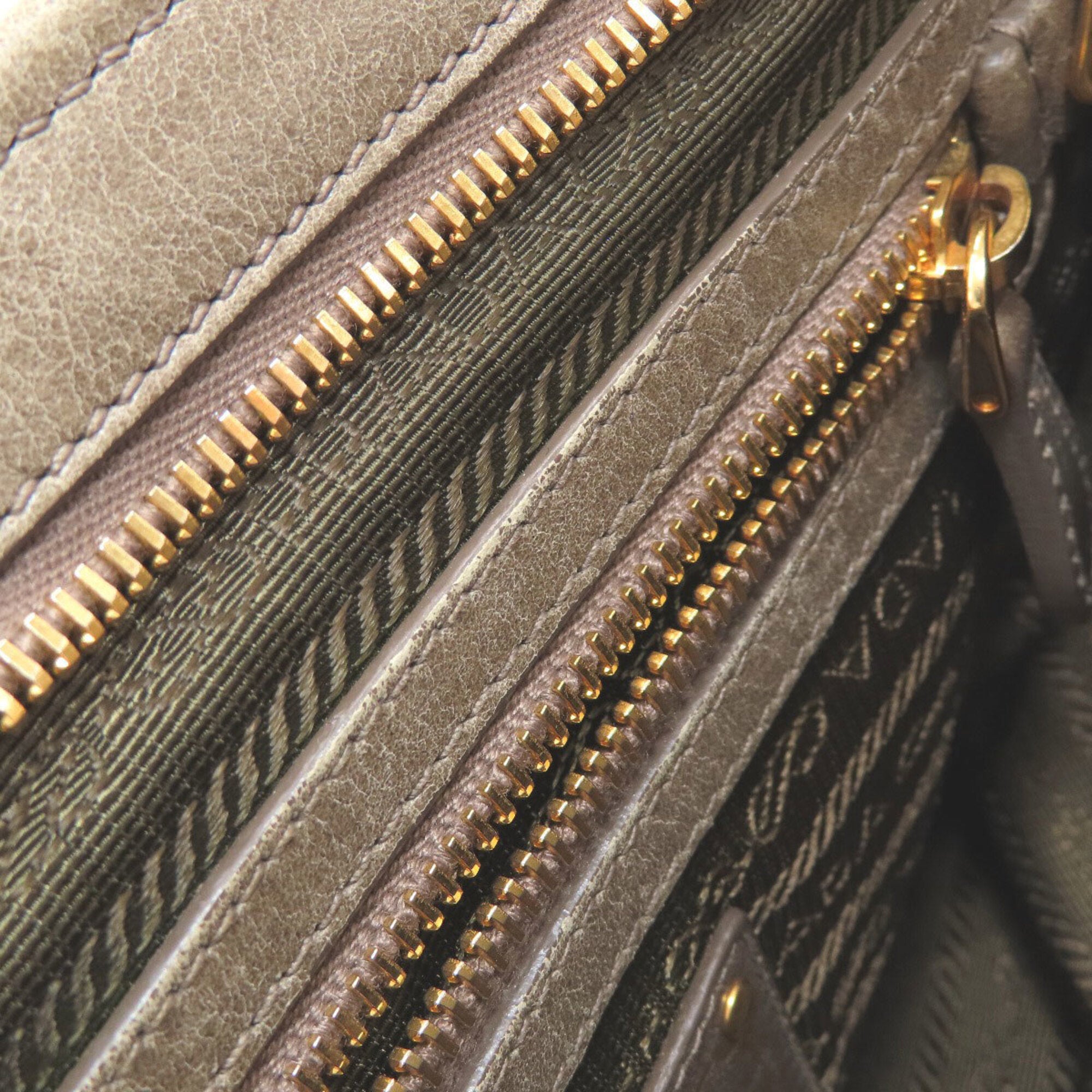 Prada Brown Leather Handbag (Pre-Owned)