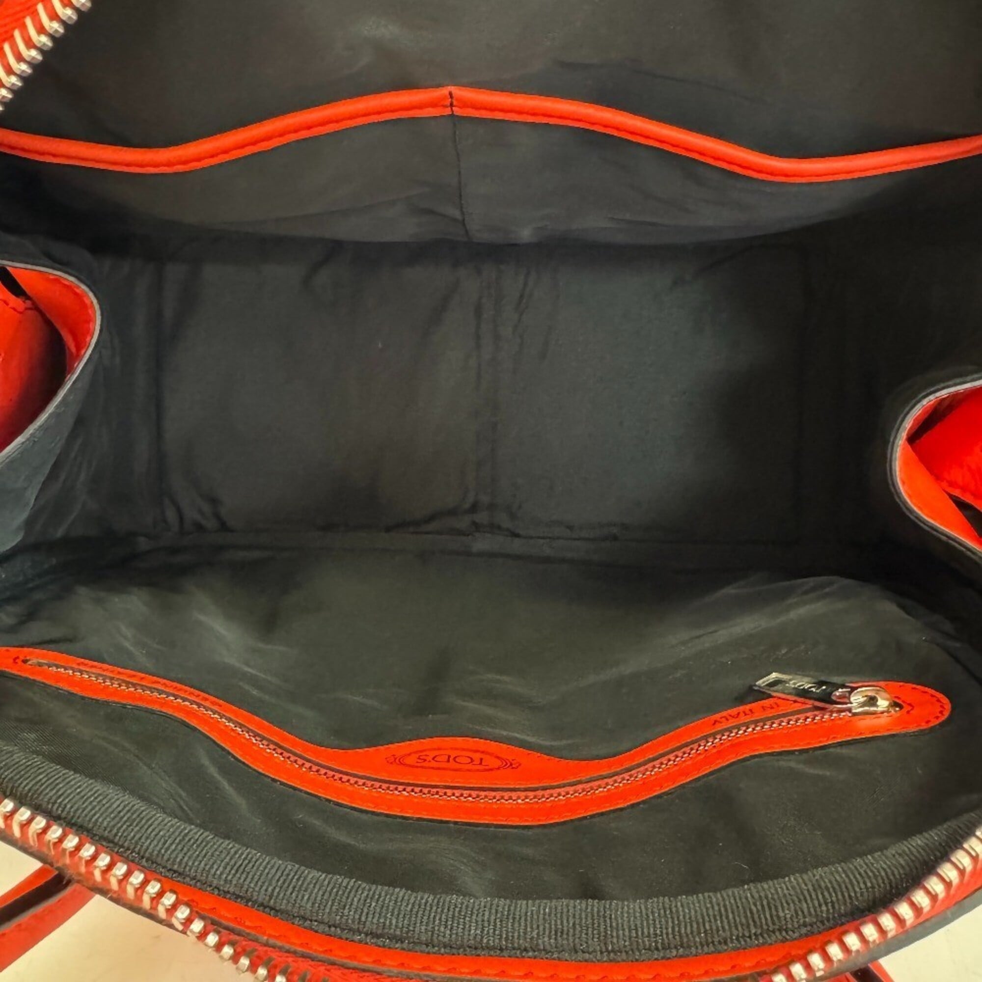 Tod's Red Color Leather Handbag (Pre-Owned)