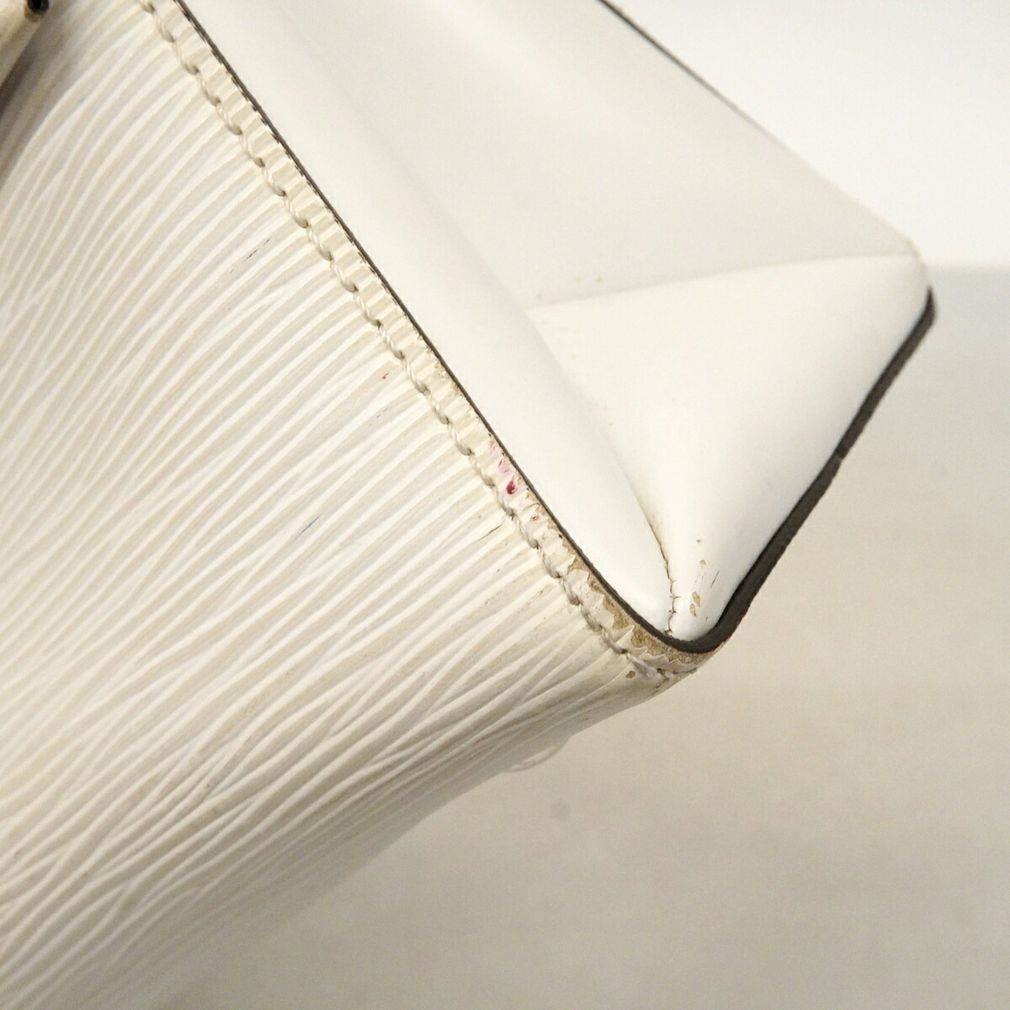 Louis Vuitton Blanc Handbag (Pre-Owned)
