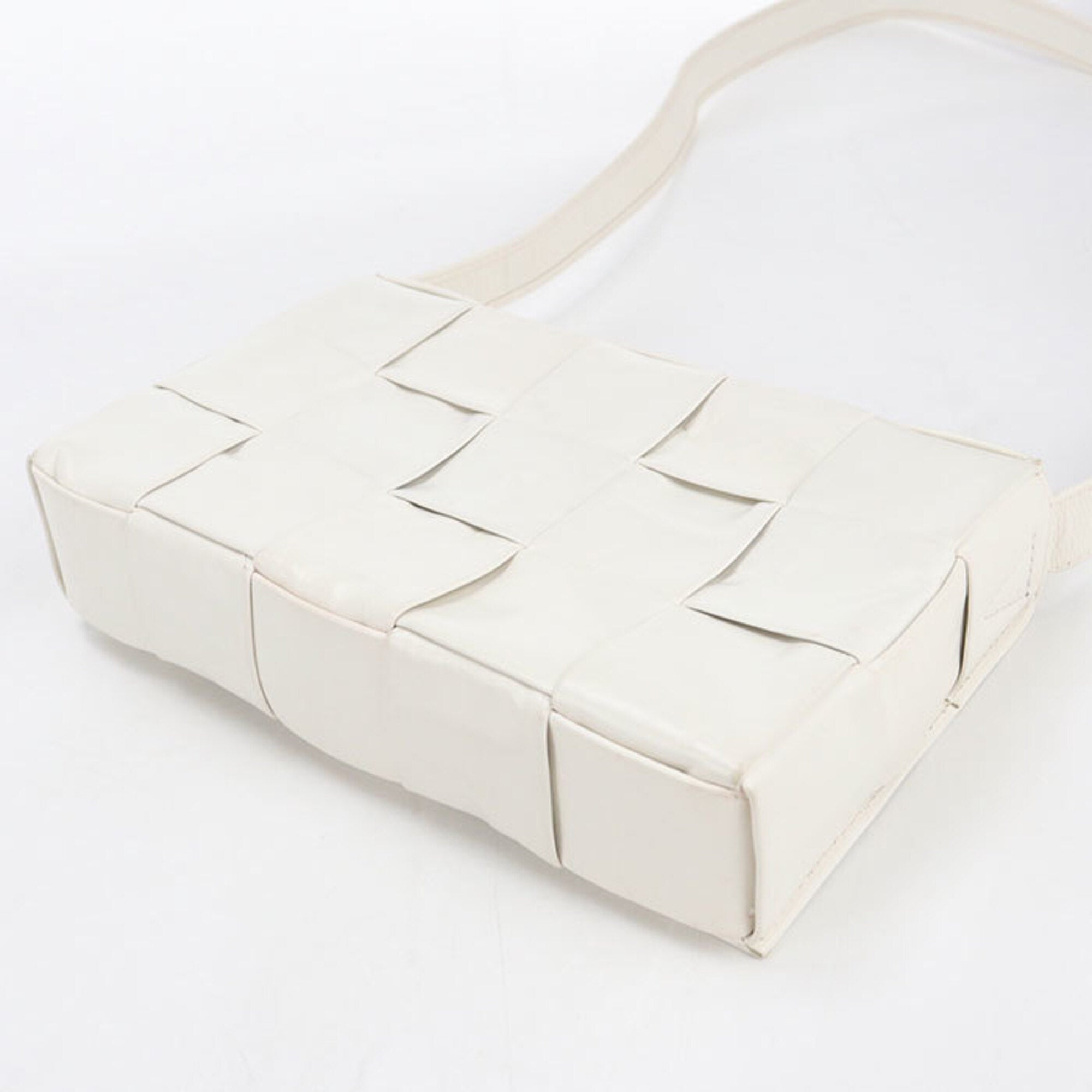 Bottega Veneta White Leather Shoulder Bag (Pre-Owned)