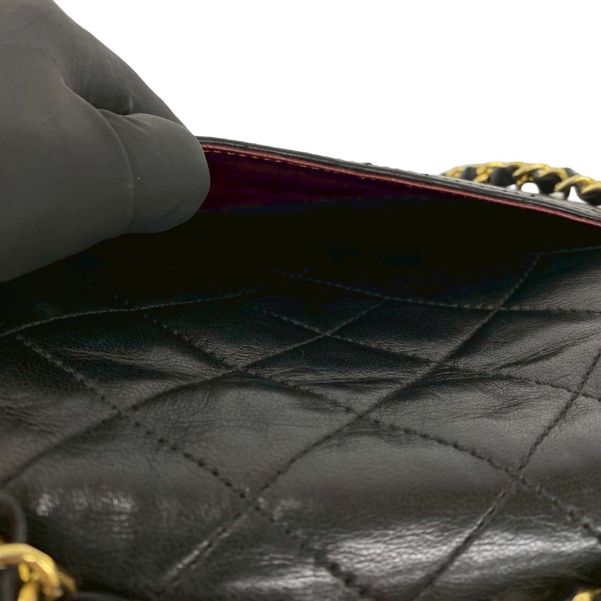 Chanel Black Leather Shoulder Bag (Pre-Owned)