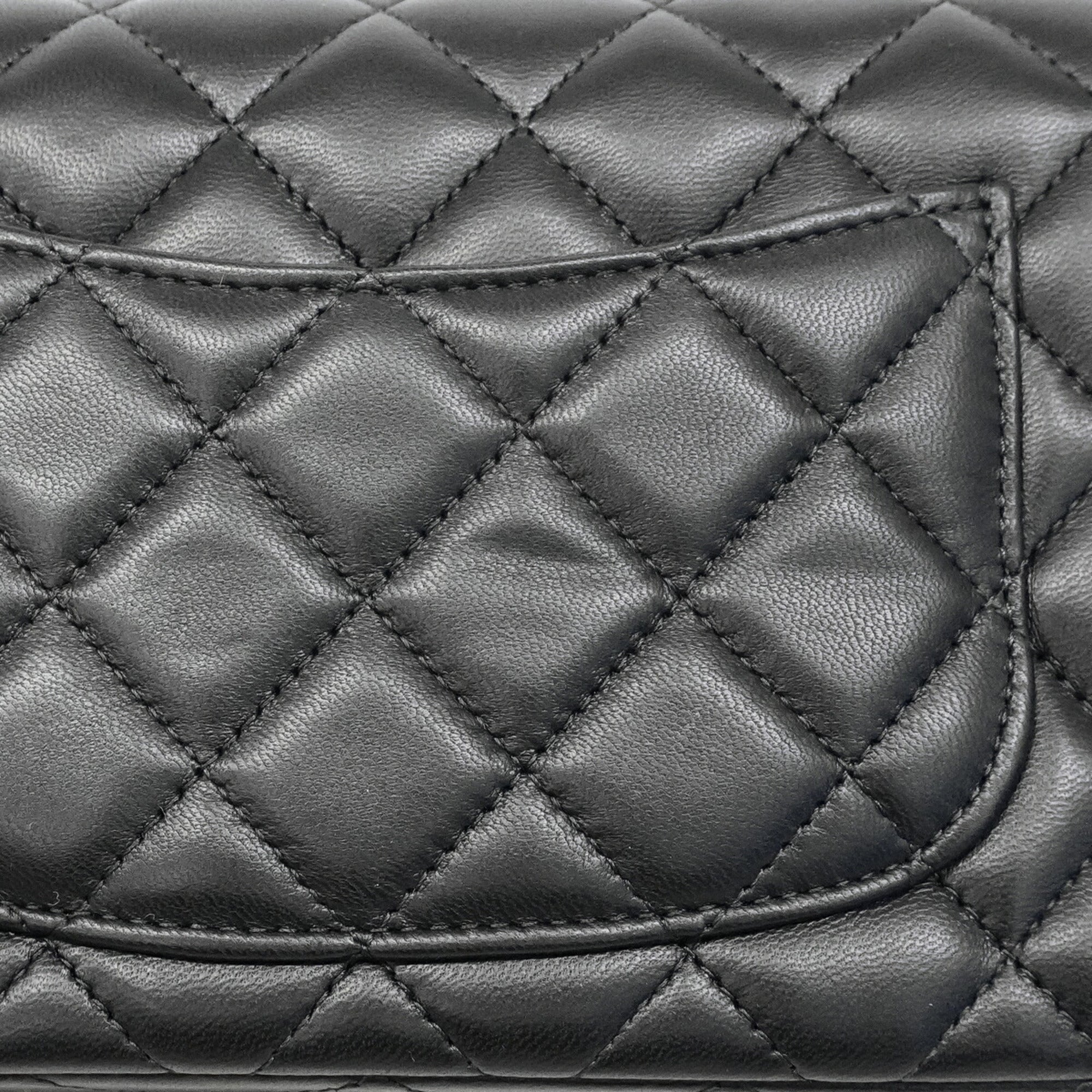 Chanel Black Leather Shoulder Bag (Pre-Owned)