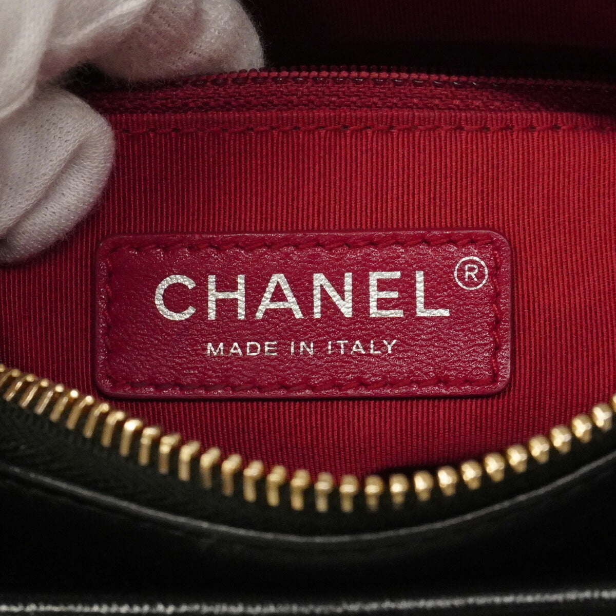 Chanel Black Leather Shoulder Bag (Pre-Owned)