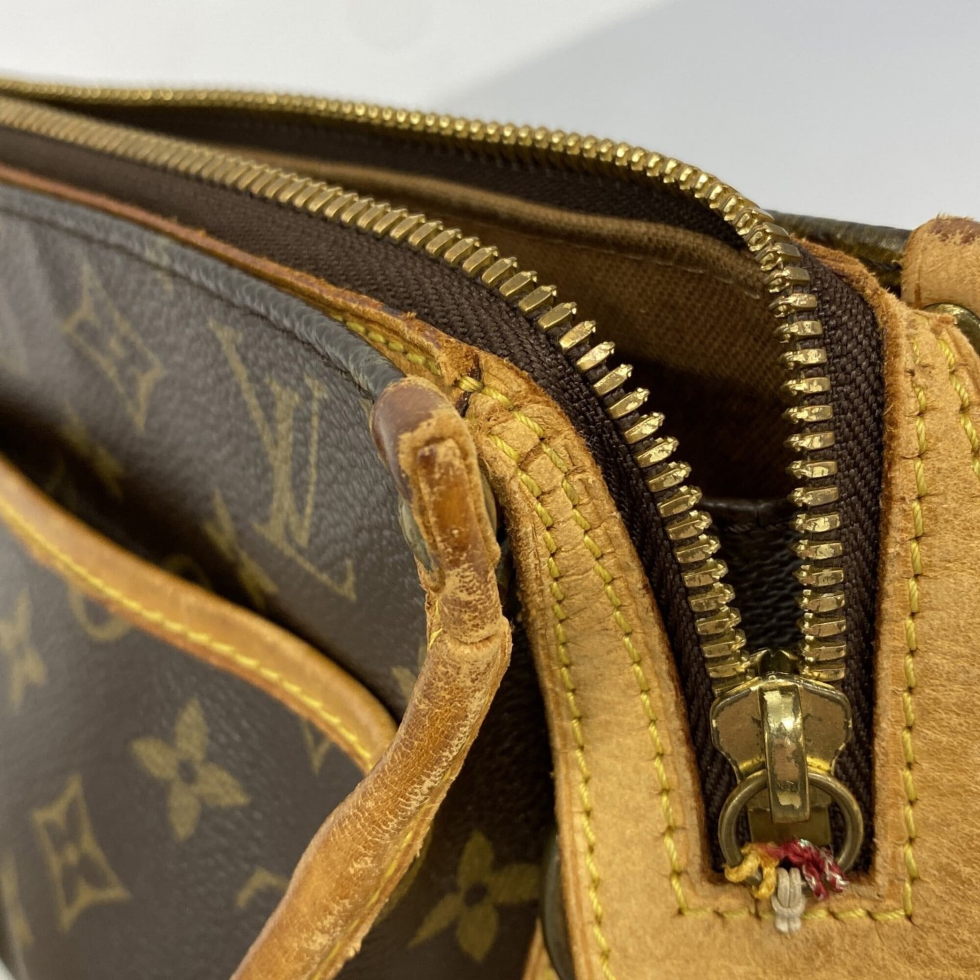 Louis Vuitton Brown Shoulder Bag (Pre-Owned)