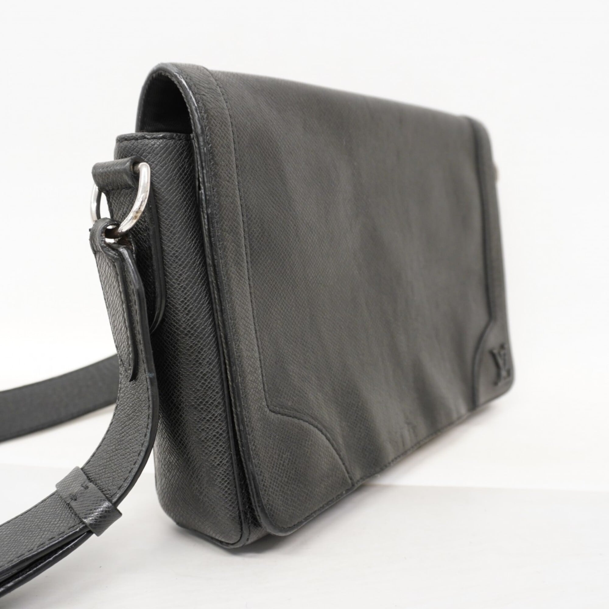 Louis Vuitton Noir Shoulder Bag (Pre-Owned)