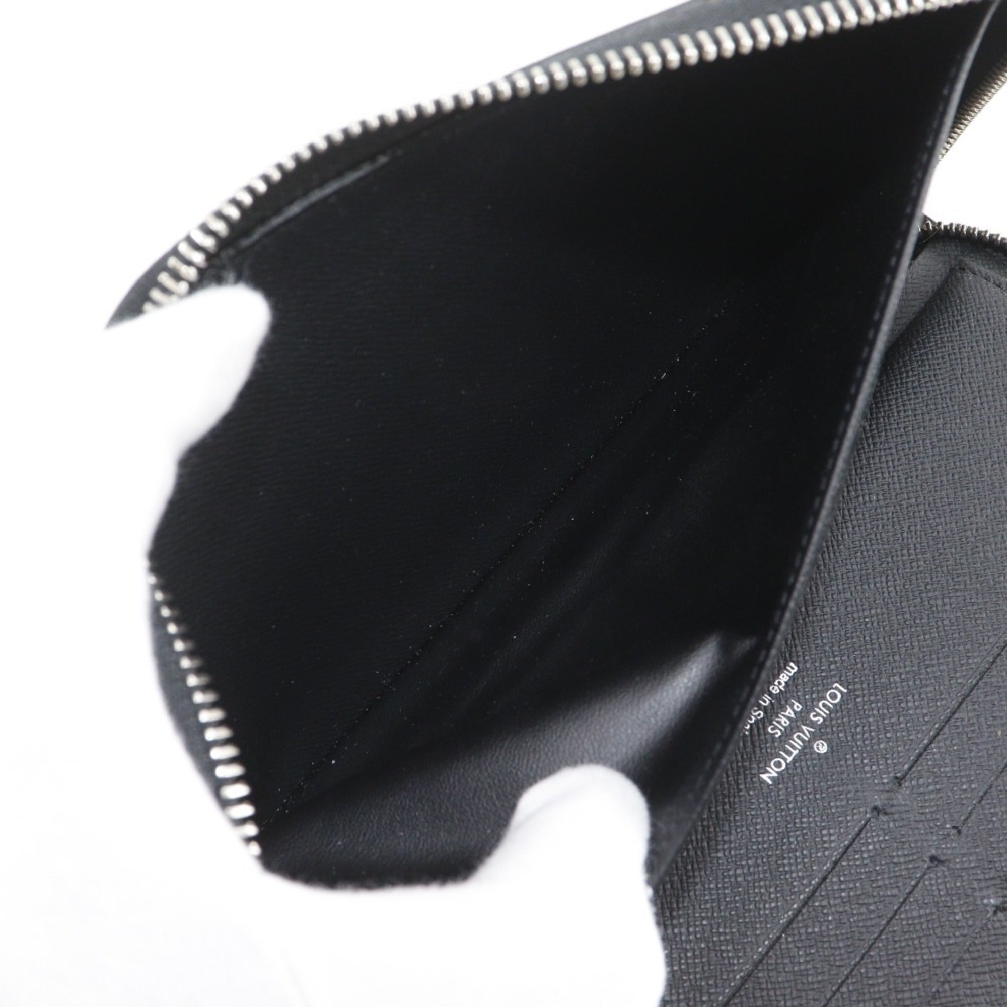 Louis Vuitton Black Noir Taiga Leather Long Wallet (Bi-Fold) (Pre-Owned)