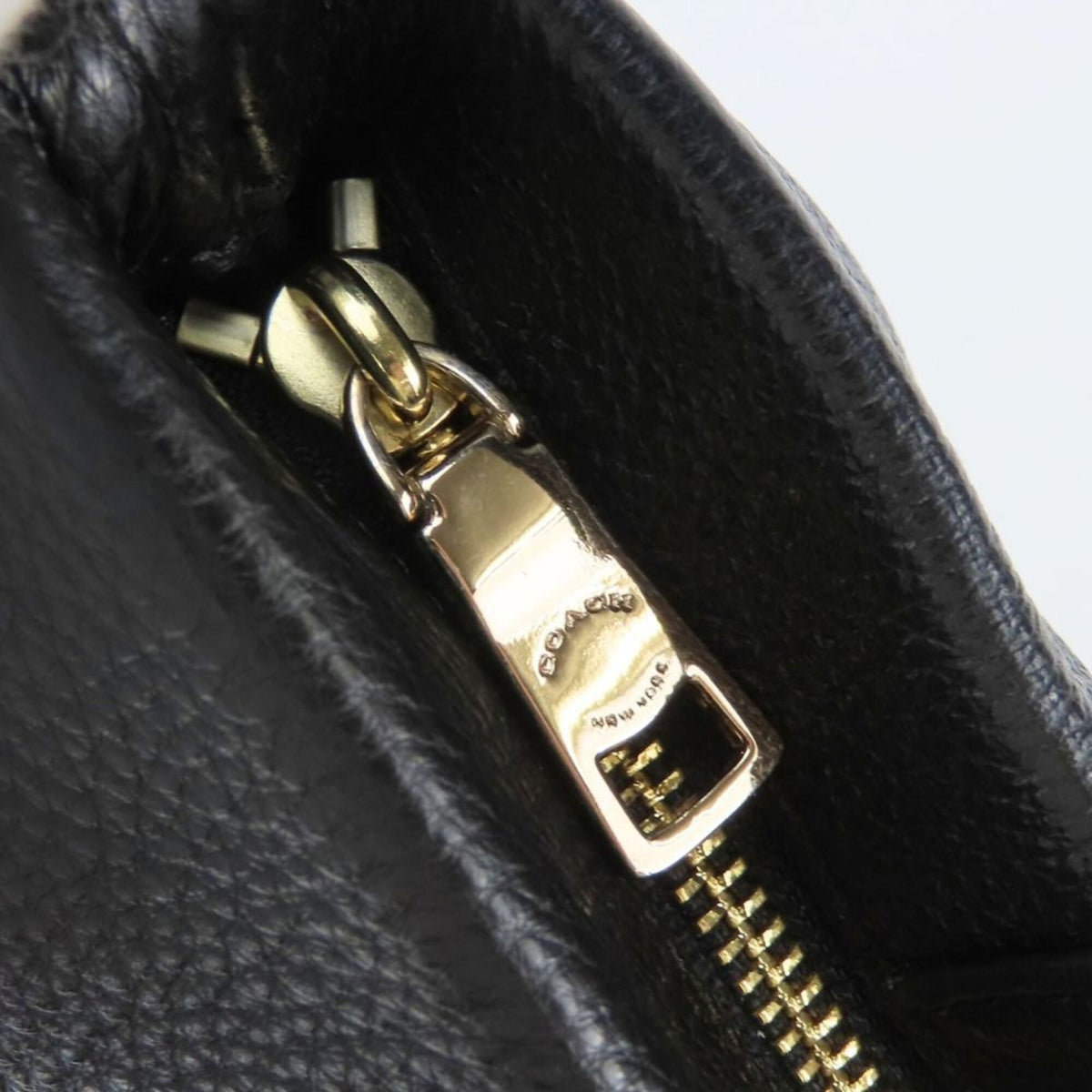 Coach Black Leather Shoulder Bag (Pre-Owned)