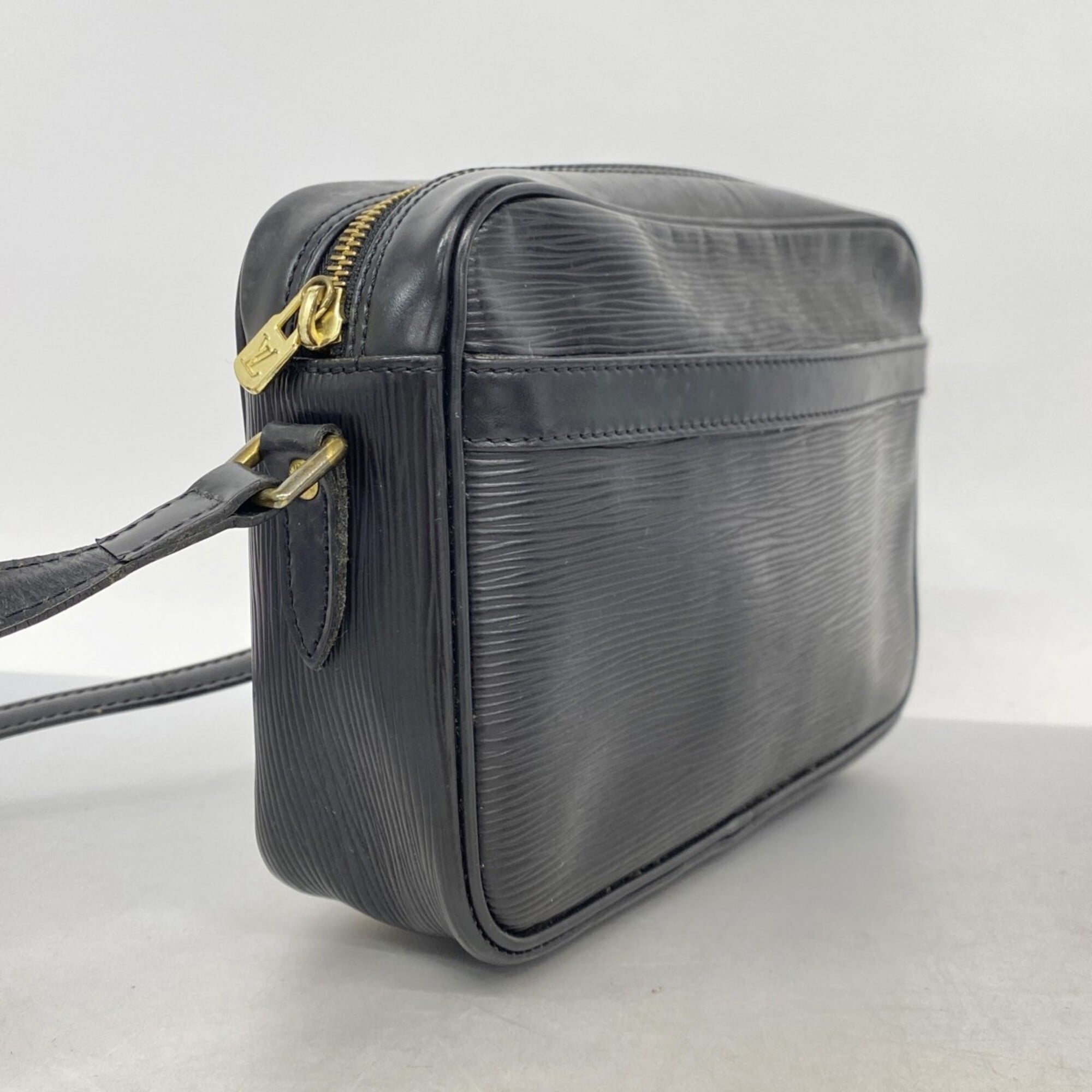 Louis Vuitton Noir Shoulder Bag (Pre-Owned)
