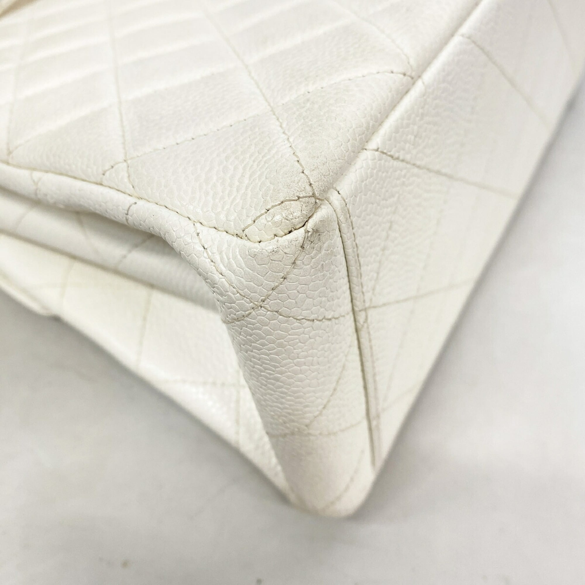 Chanel White Grained Calfskin Shoulder Bag (Pre-Owned)