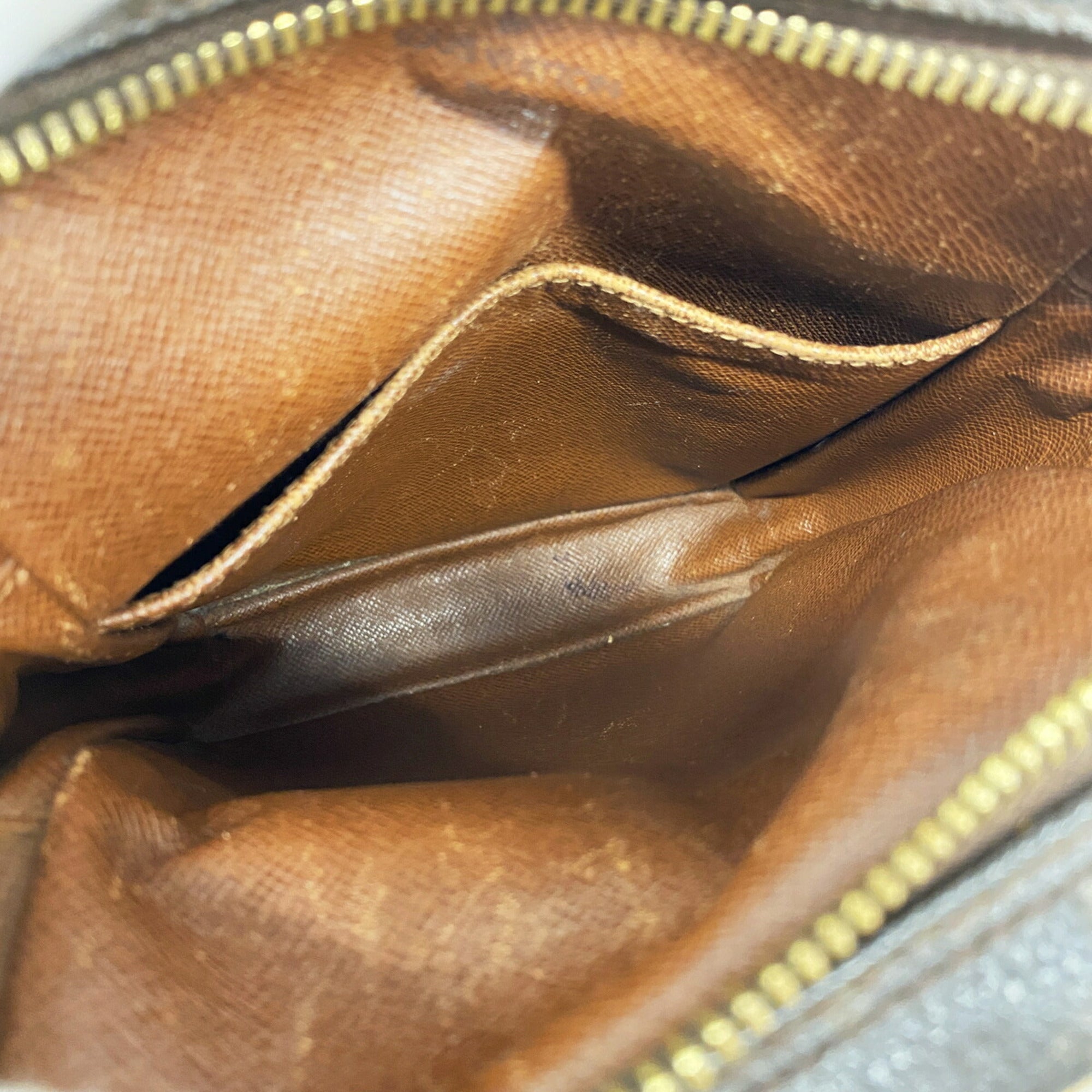 Louis Vuitton Brown Shoulder Bag (Pre-Owned)