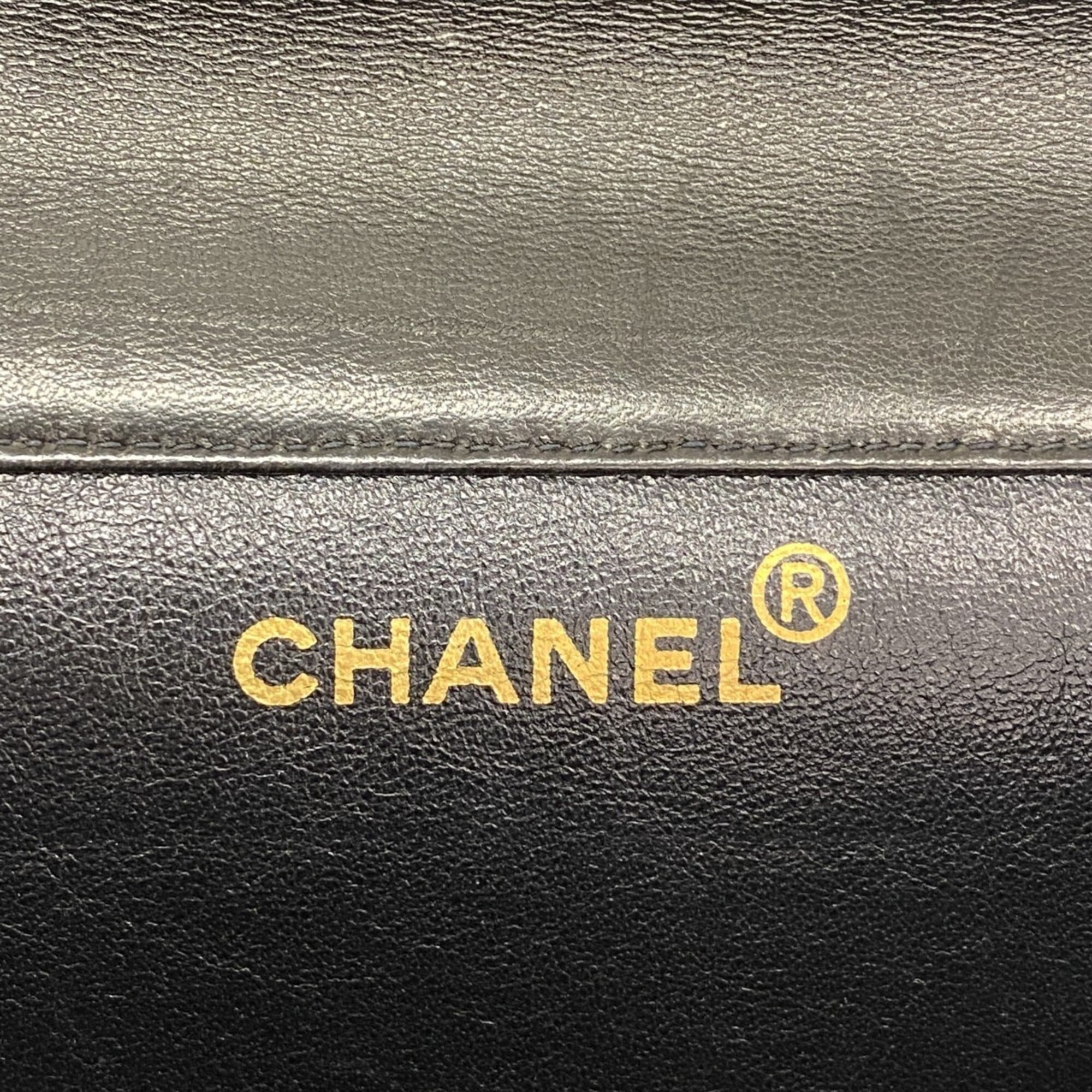 Chanel Black Leather Shoulder Bag (Pre-Owned)