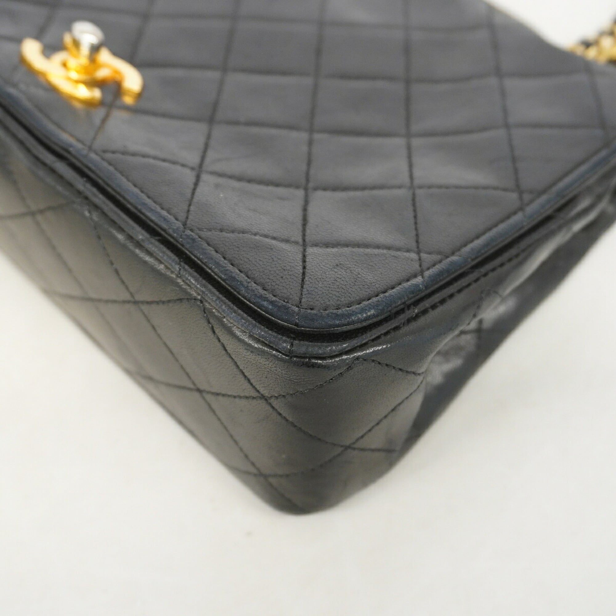 Chanel Black Leather Shoulder Bag (Pre-Owned)