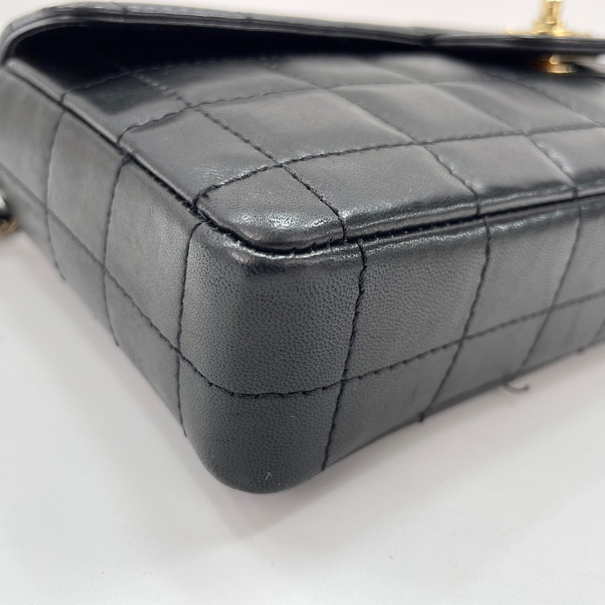 Chanel Black Shoulder Bag (Pre-Owned)