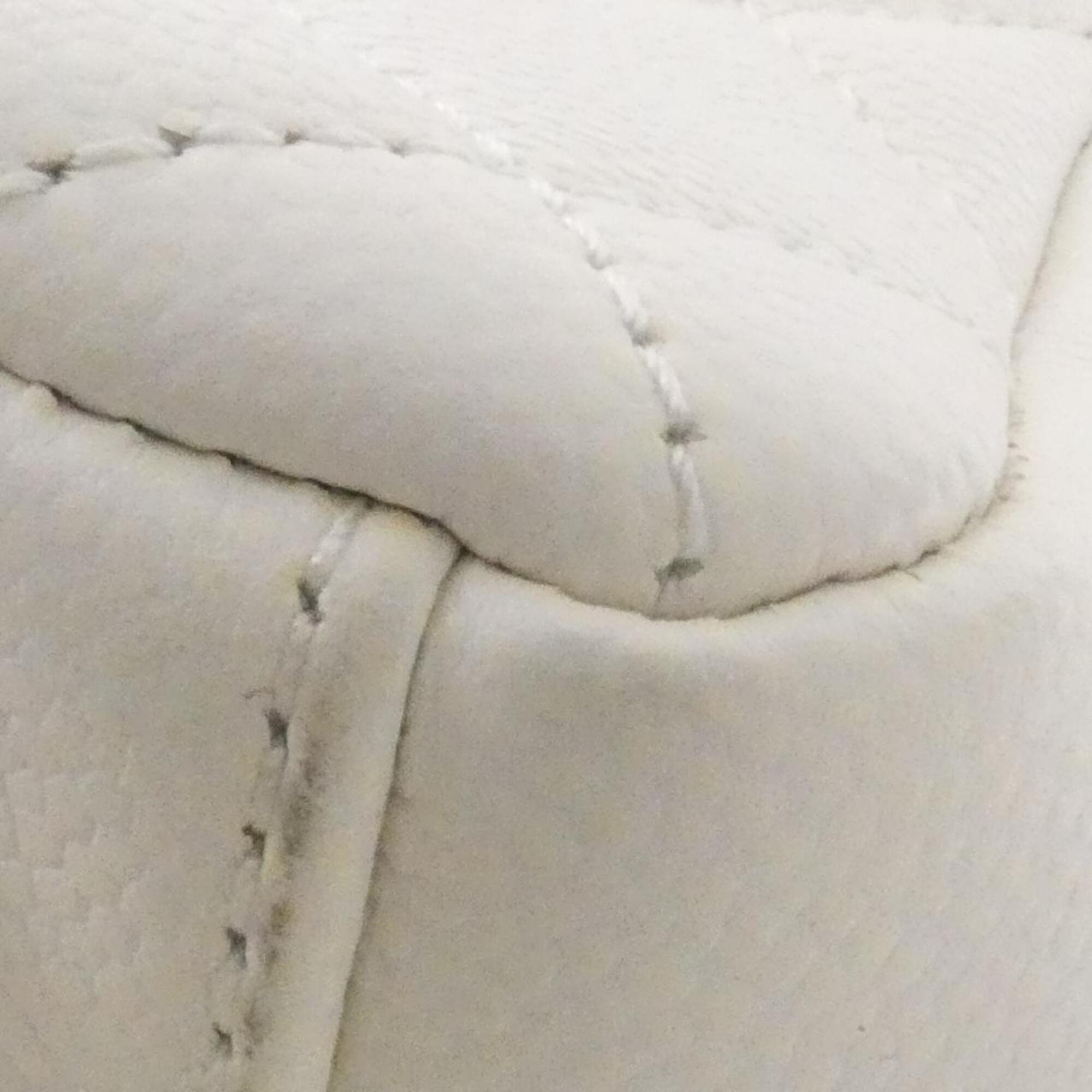 Chanel White Grained Calfskin Handbag (Pre-Owned)