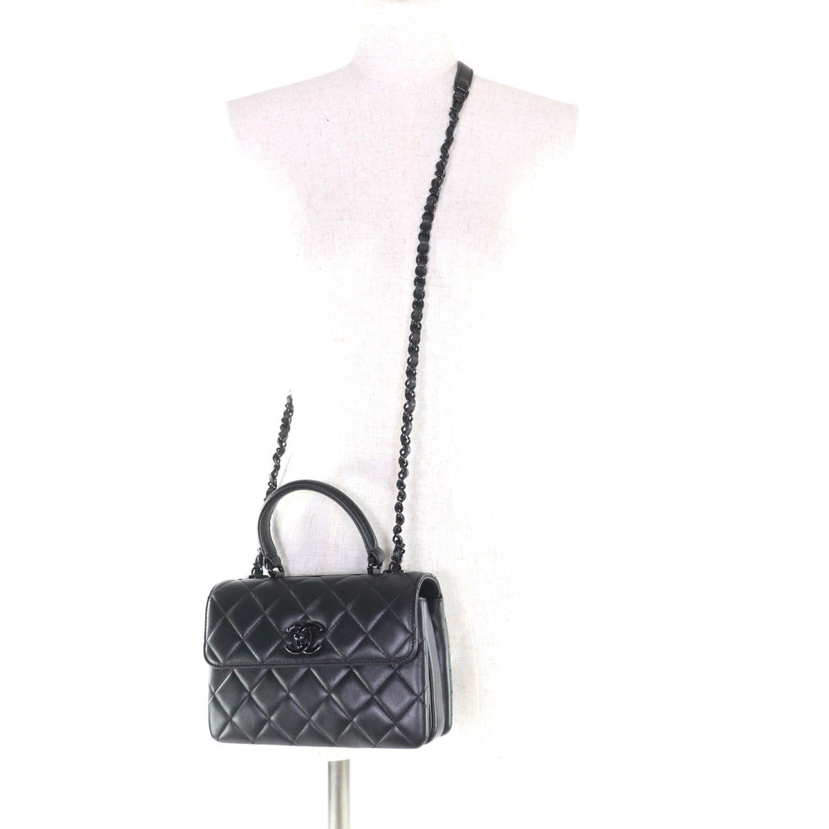 Chanel Black Leather Shoulder Bag (Pre-Owned)