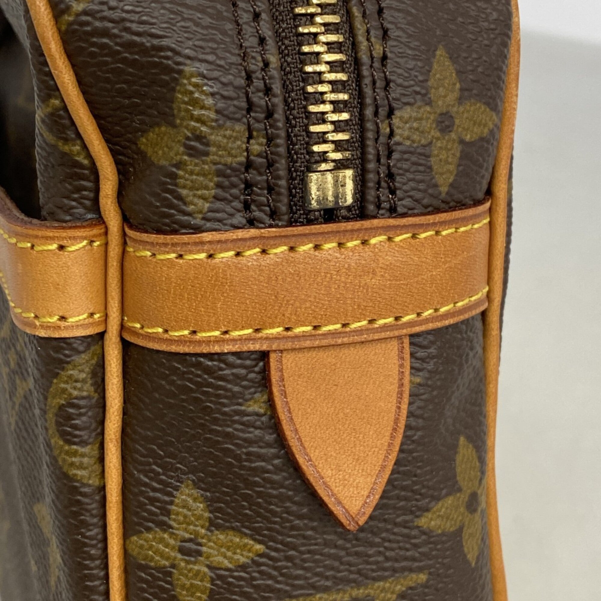 Louis Vuitton Brown Clutch Bag (Pre-Owned)