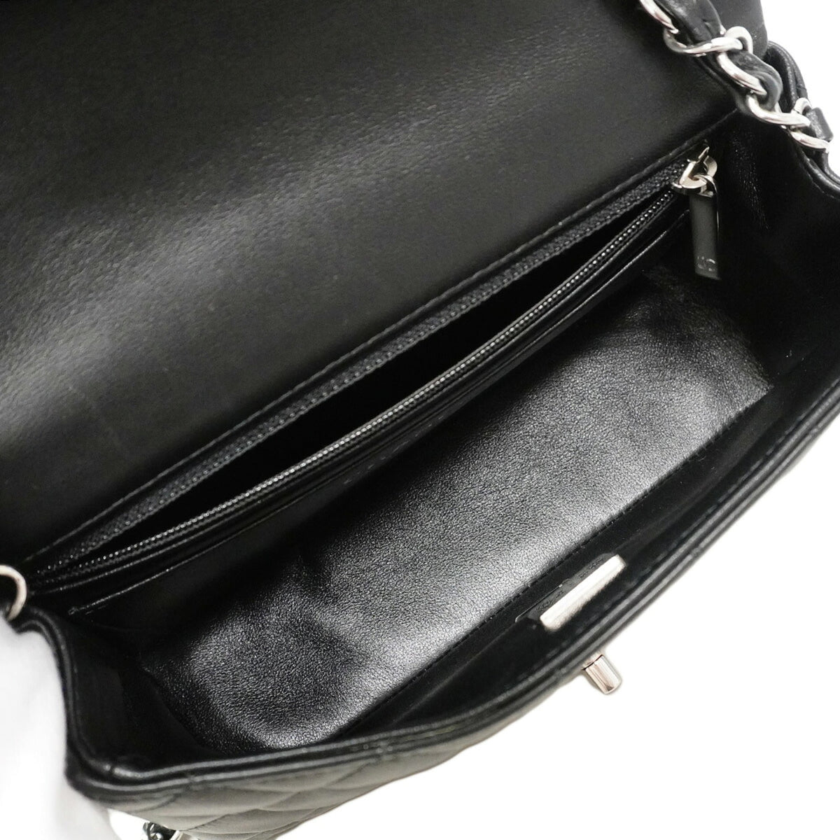 Chanel Black Leather Shoulder Bag (Pre-Owned)
