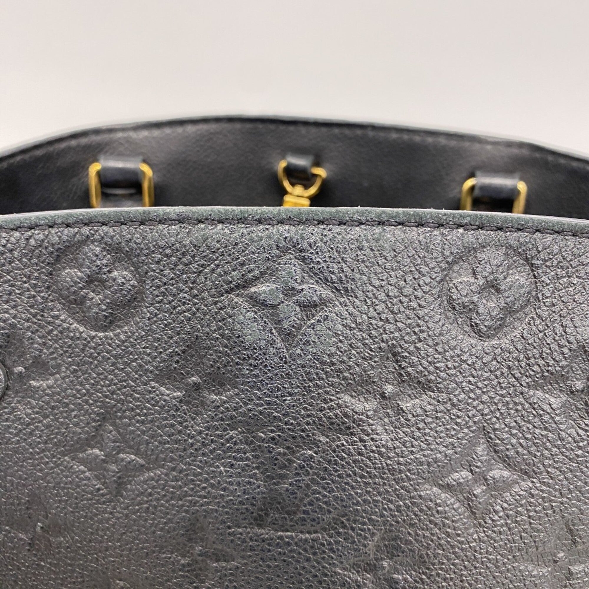 Louis Vuitton Noir Handbag (Pre-Owned)