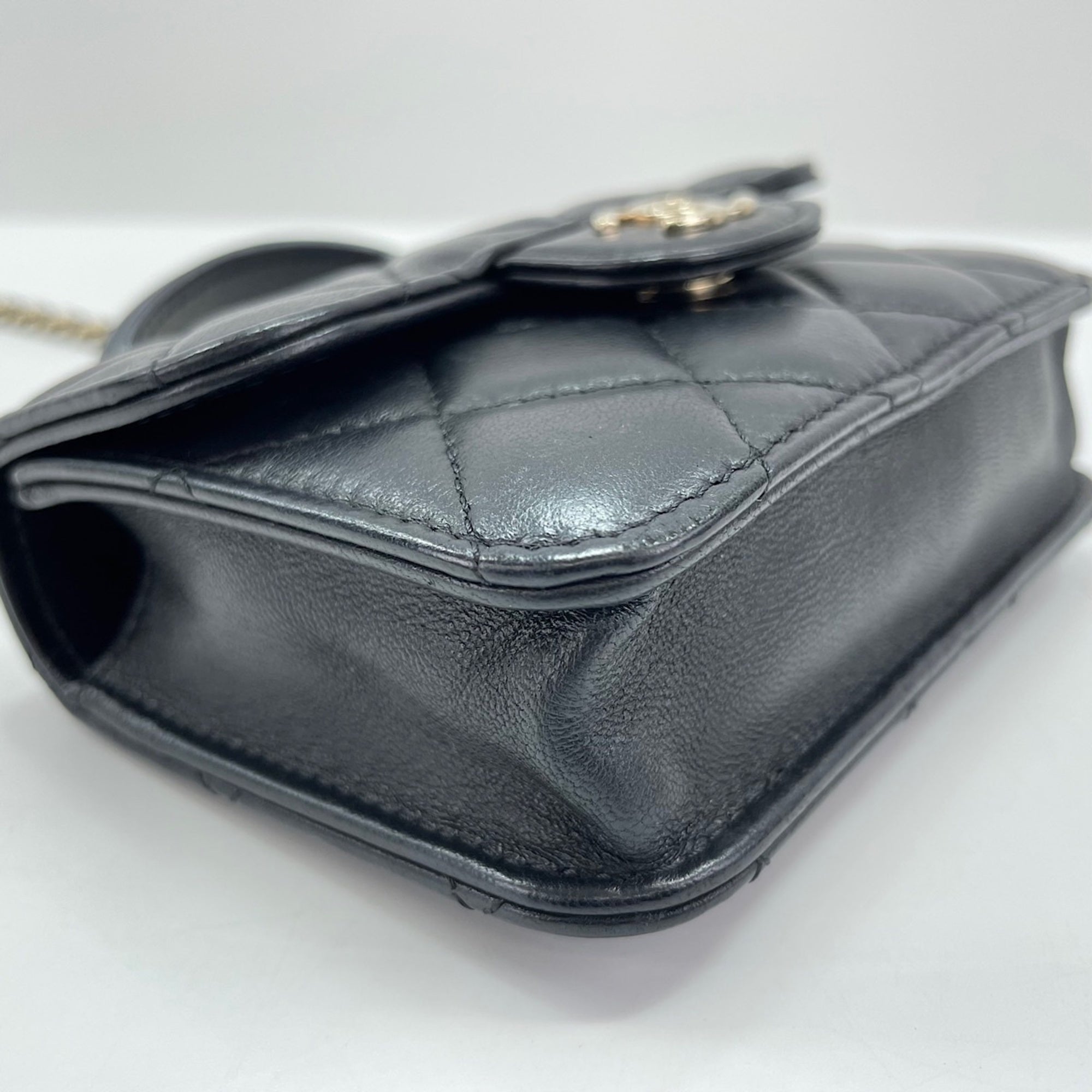 Chanel Black Leather Shoulder Bag (Pre-Owned)