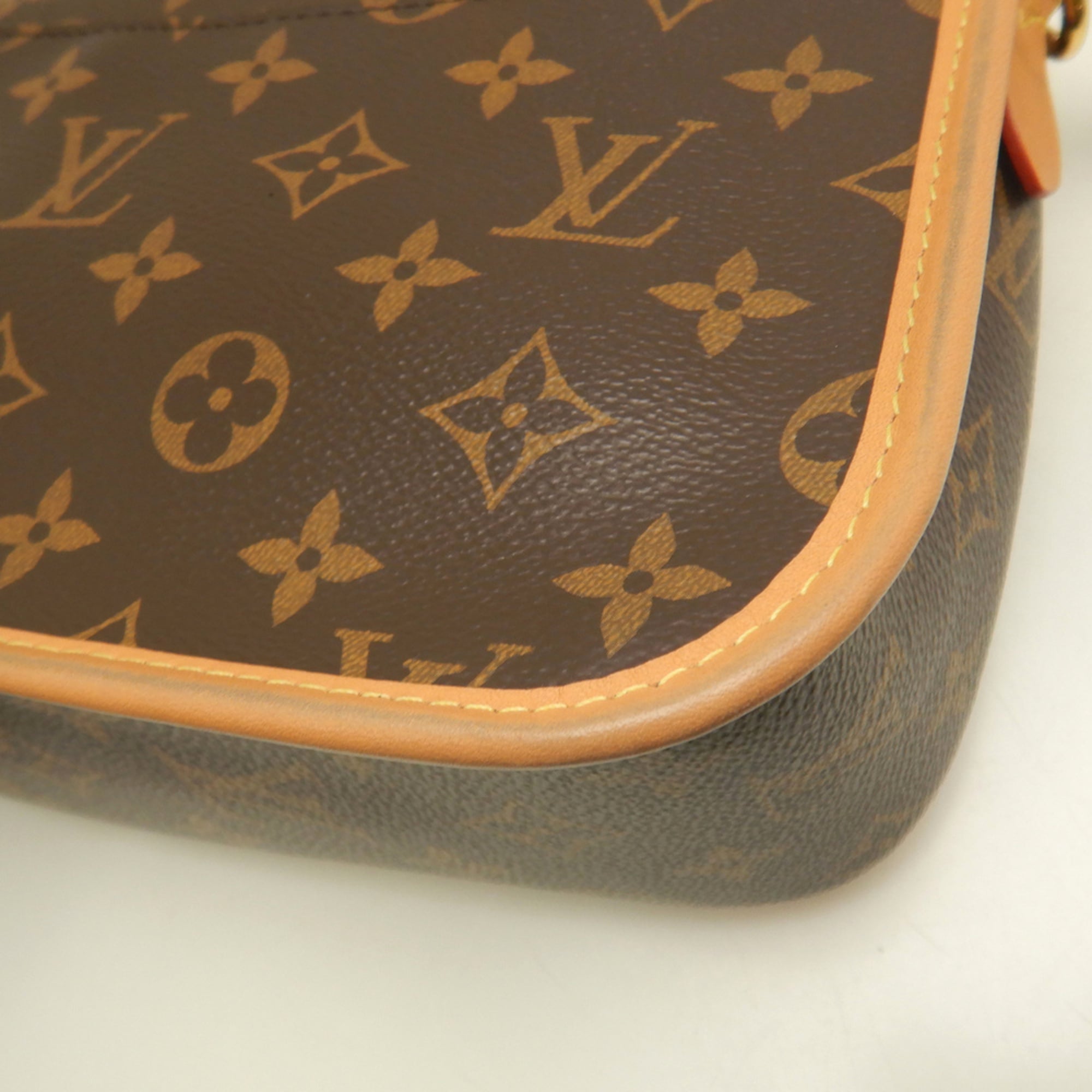 Louis Vuitton Brown Monogram Canvas Shoulder Bag (Pre-Owned)