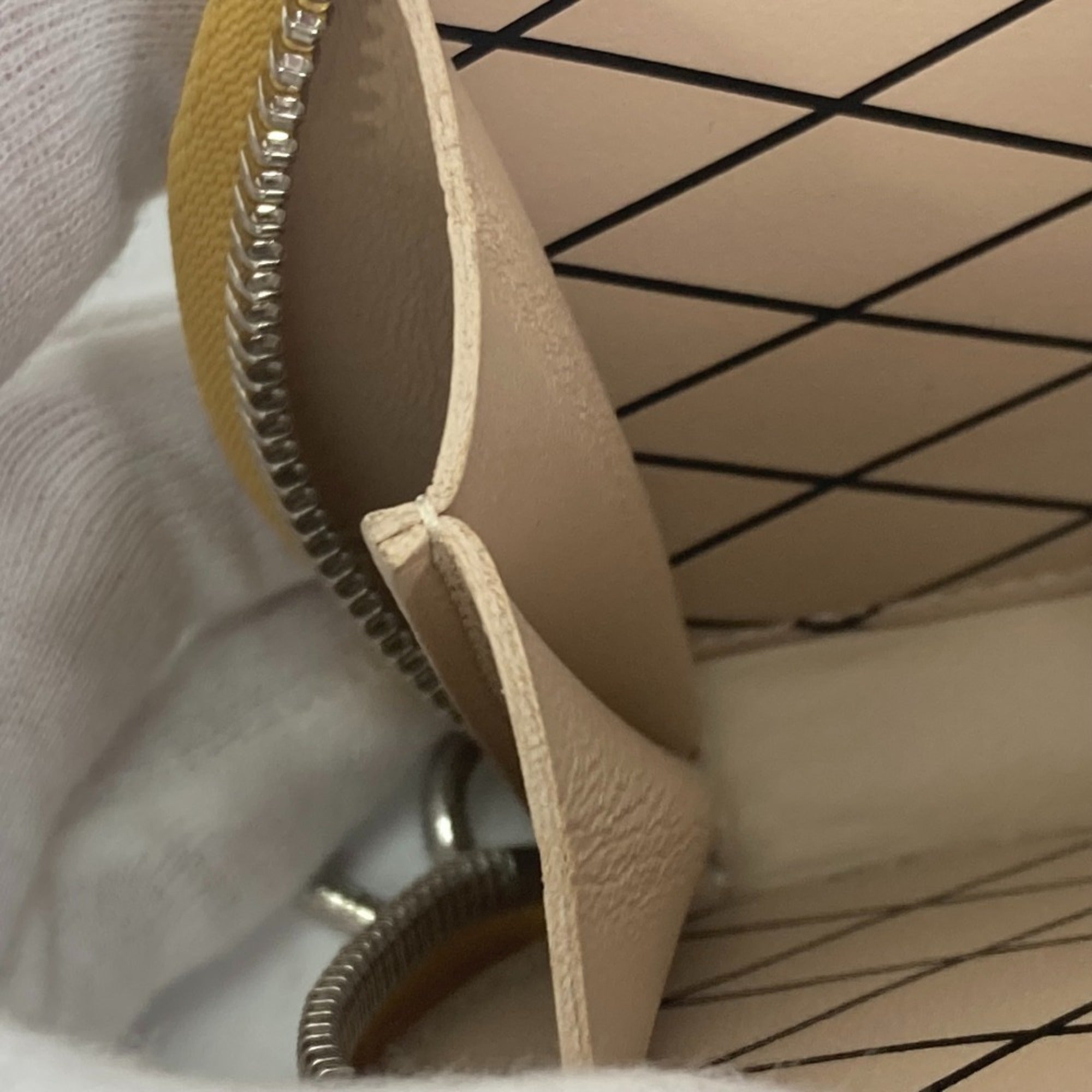 Louis Vuitton Beige Coin Purse/Coin Case (Pre-Owned)