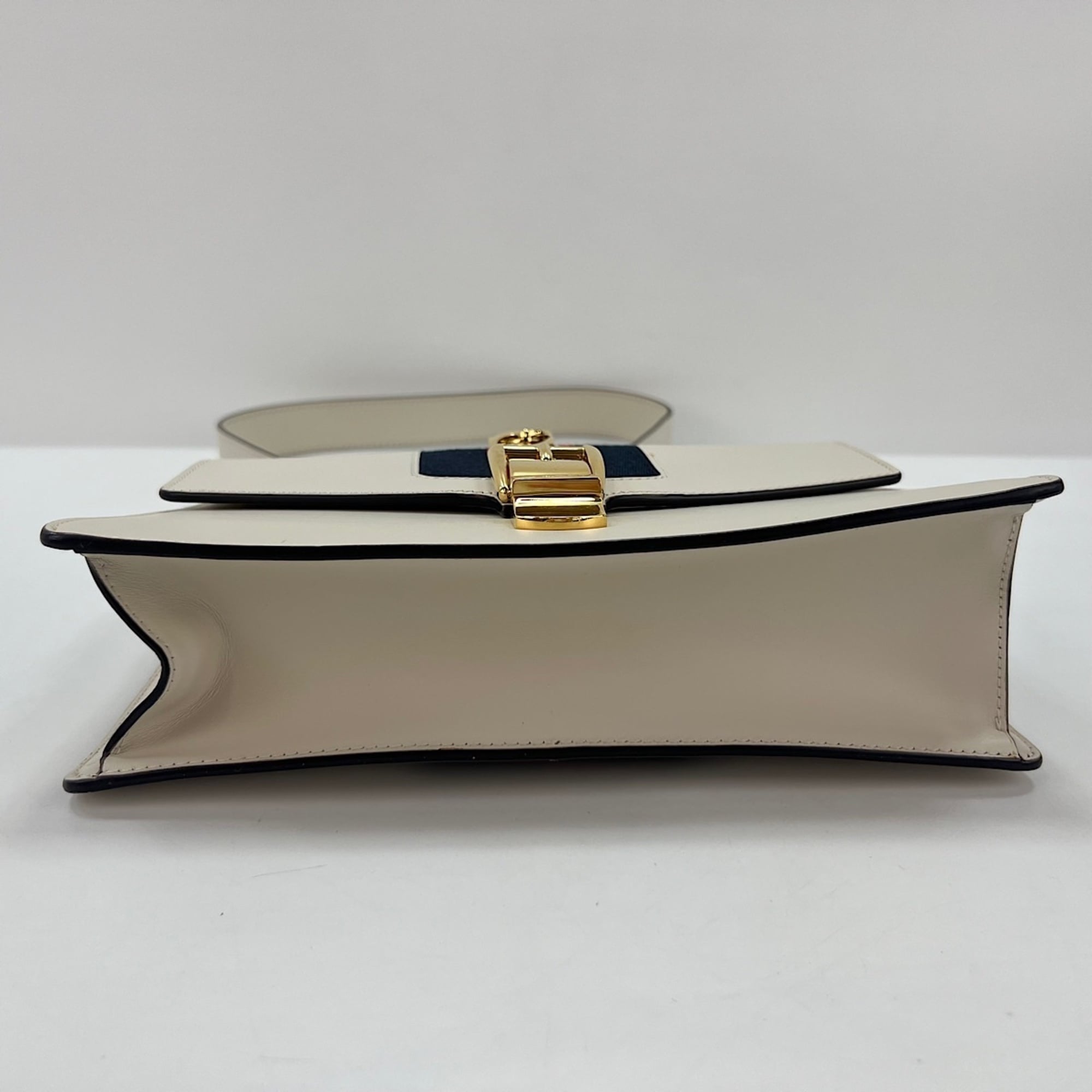 Gucci White Shoulder Bag (Pre-Owned)