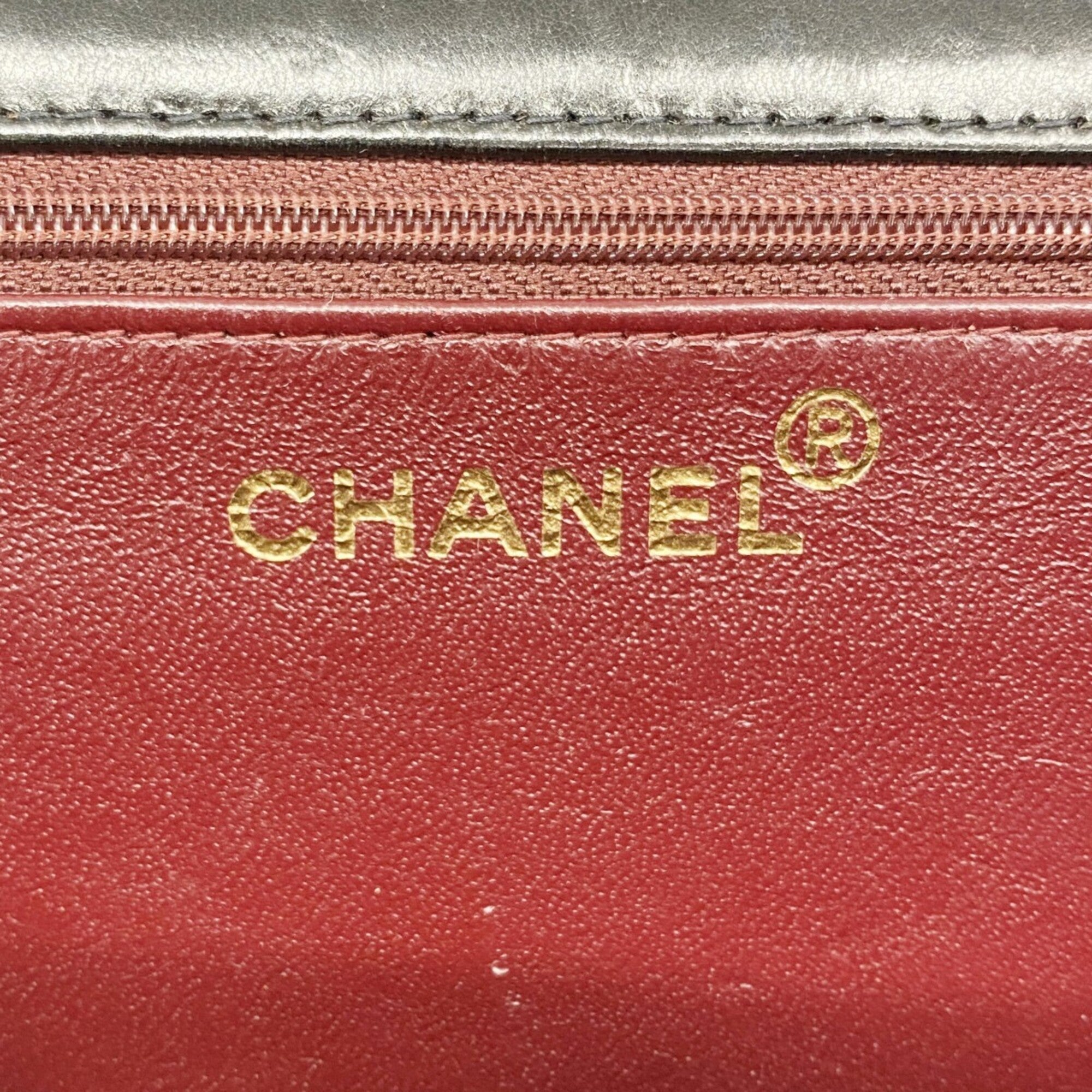 Chanel Black Leather Shoulder Bag (Pre-Owned)