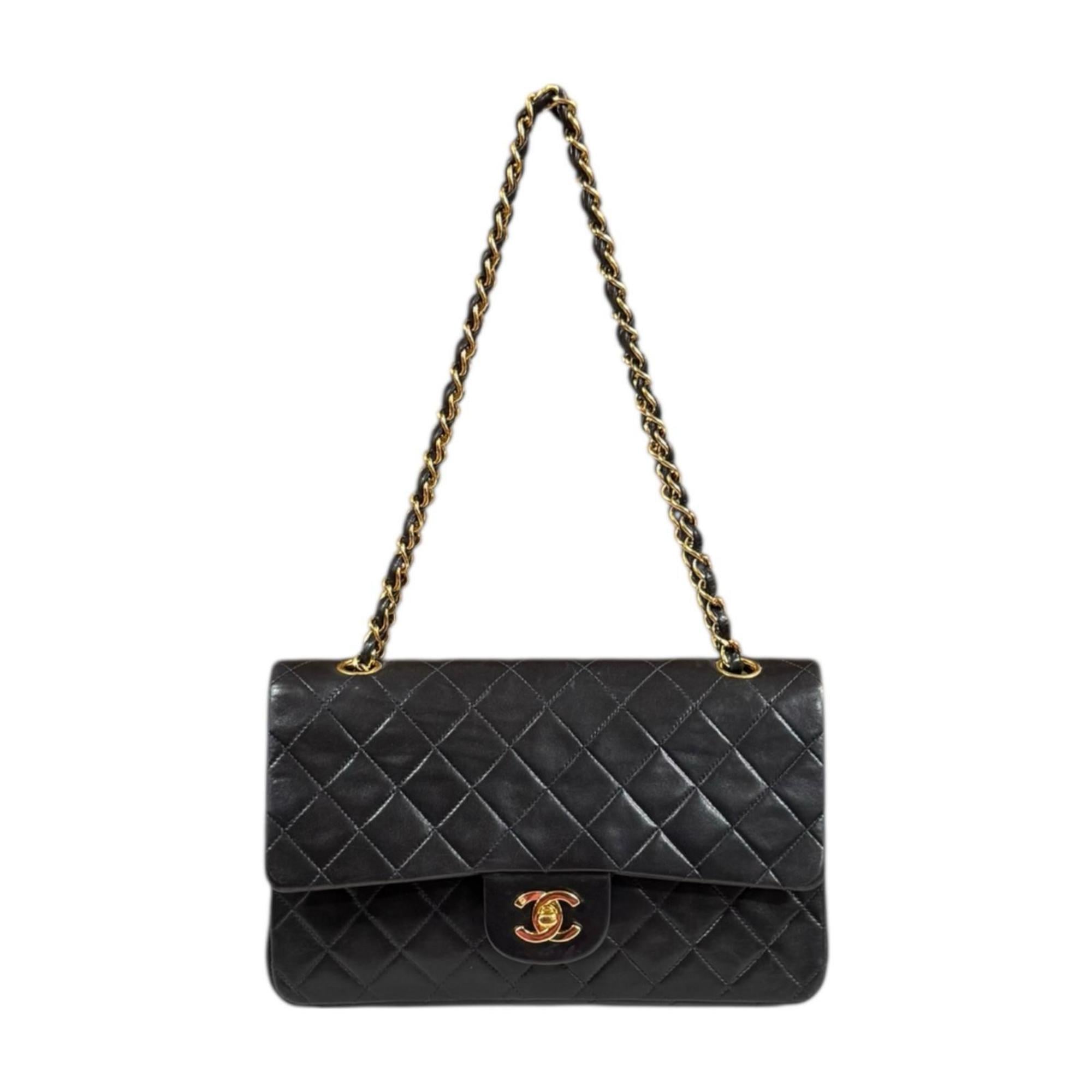 Chanel Matelasse Black Leather Shoulder Bag (Pre-Owned)