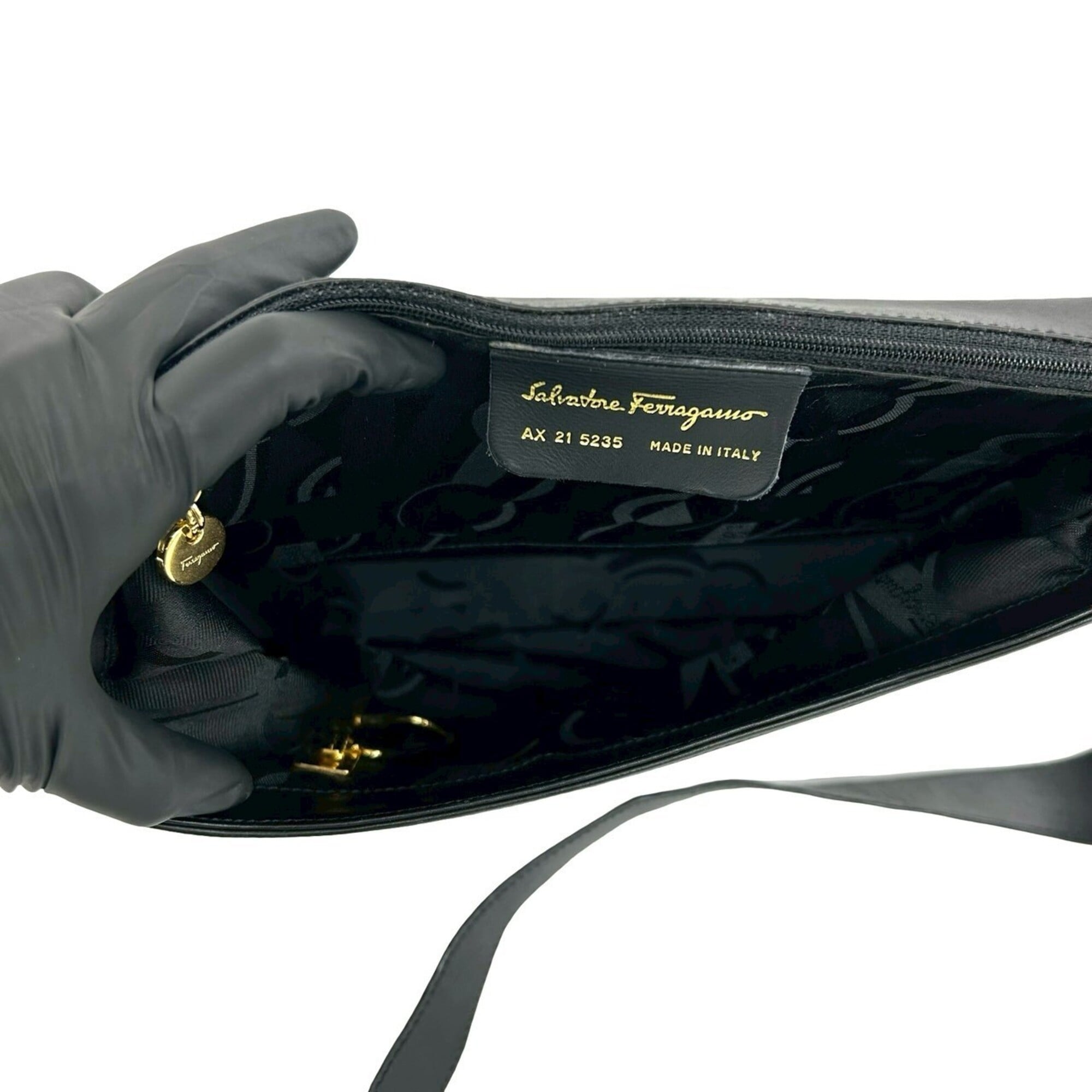 Salvatore Ferragamo Black Leather Pochette Shoulder Bag (Pre-Owned)
