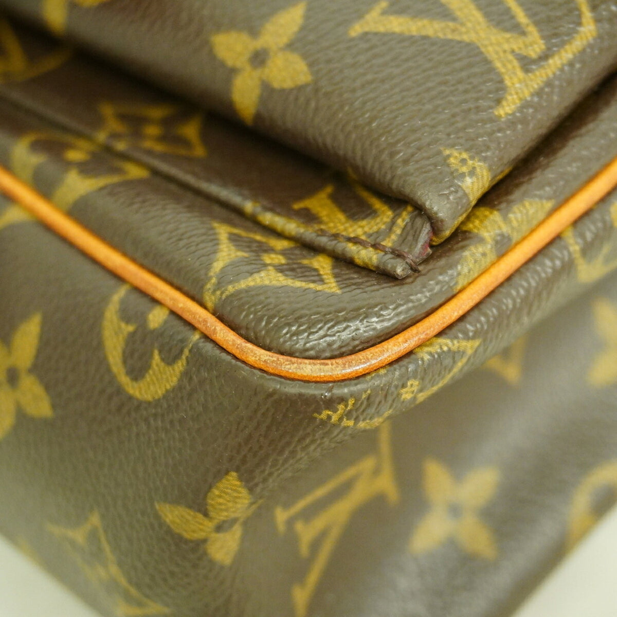 Louis Vuitton Brown Shoulder Bag (Pre-Owned)