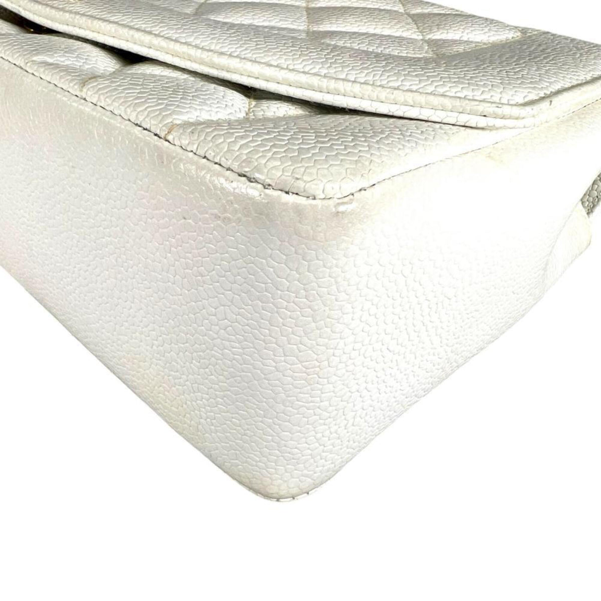 Chanel White Grained Calfskin Shoulder Bag (Pre-Owned)