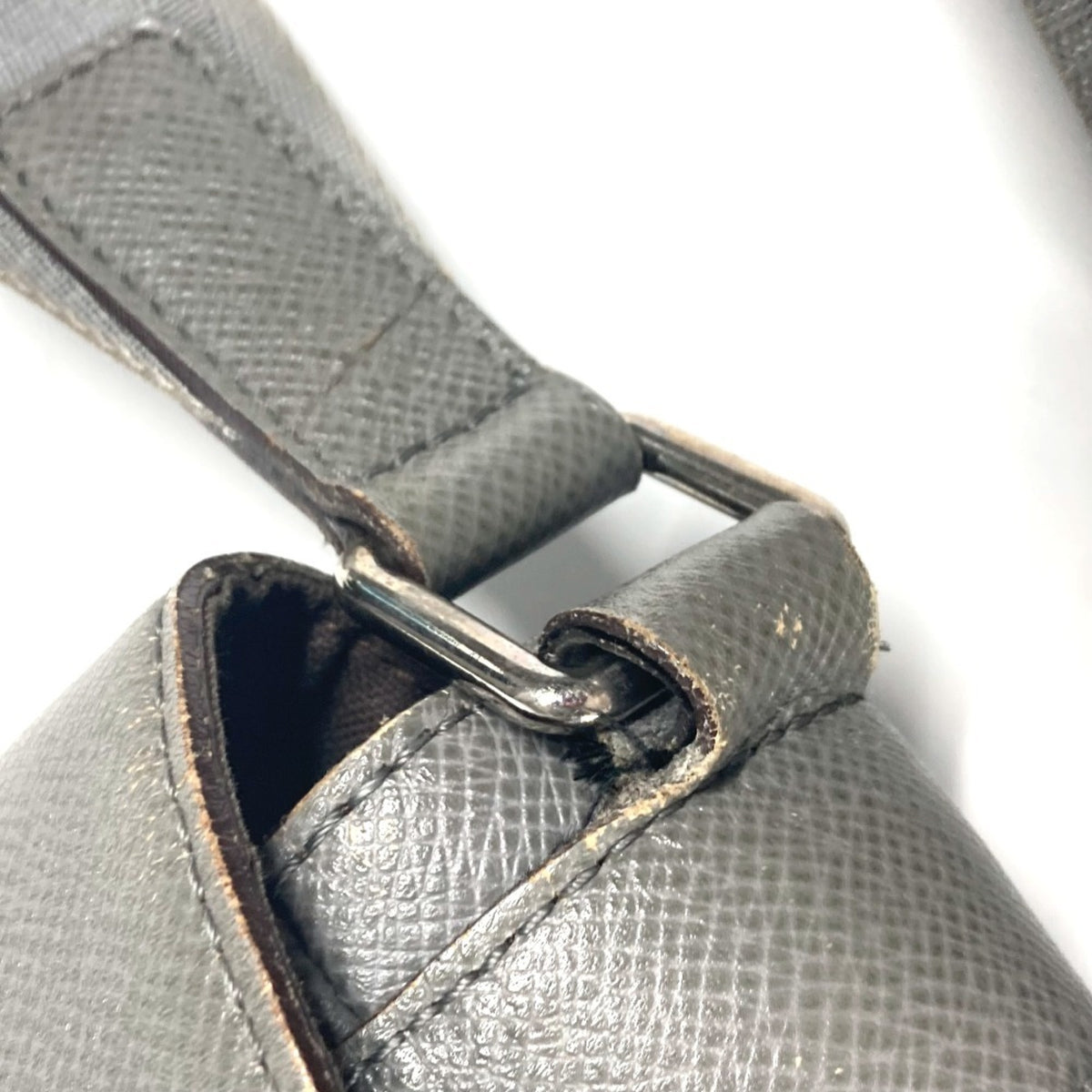 Louis Vuitton Gray Taiga Leather Messenger Bag Shoulder Bag (Pre-Owned)