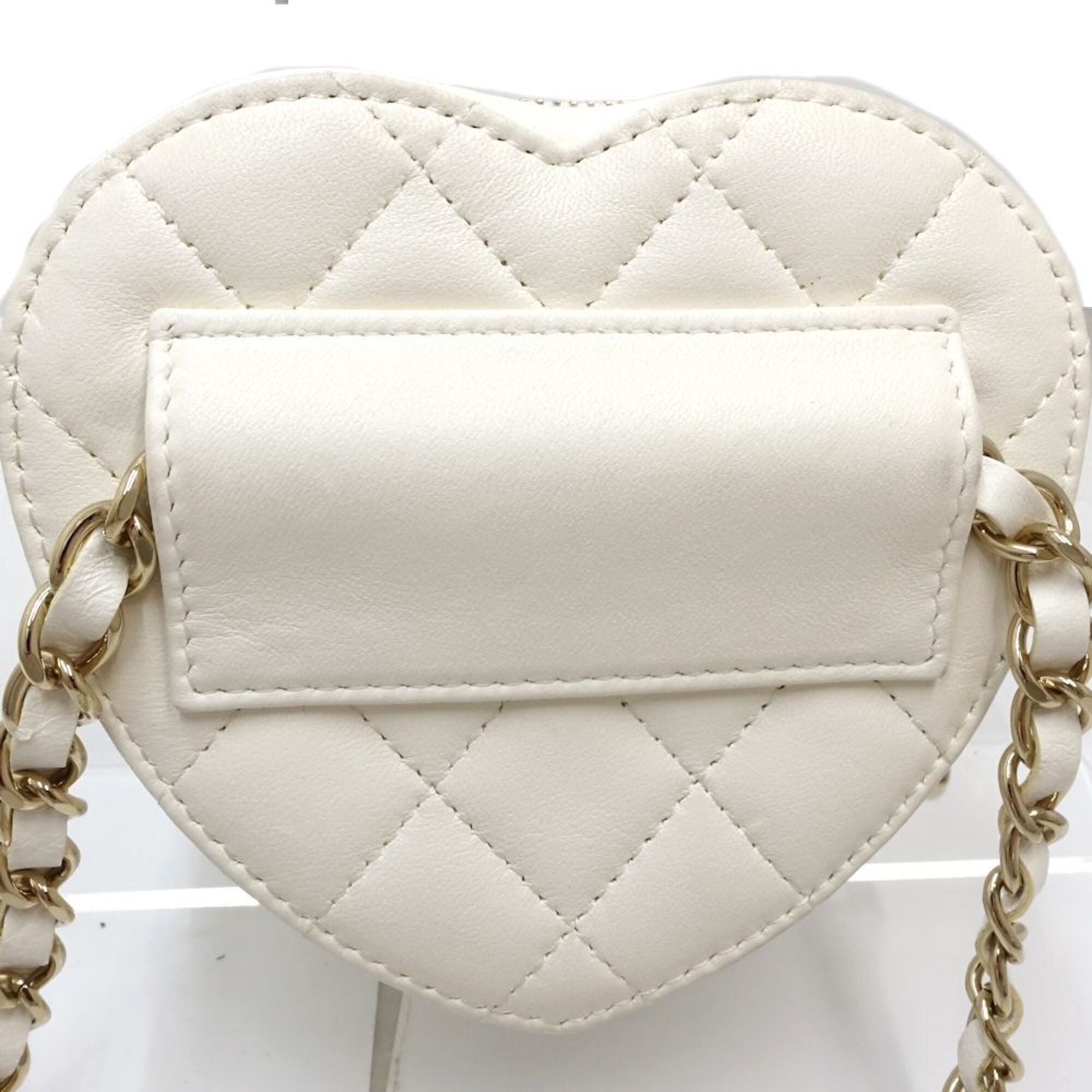 Chanel White Leather Fanny Pack Sling Bag (Pre-Owned)