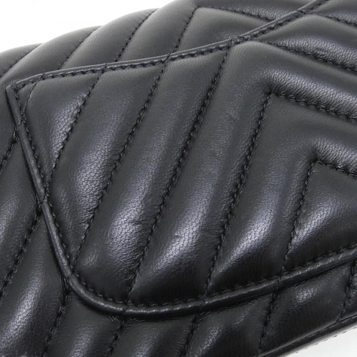 Chanel Black Leather Shoulder Bag (Pre-Owned)