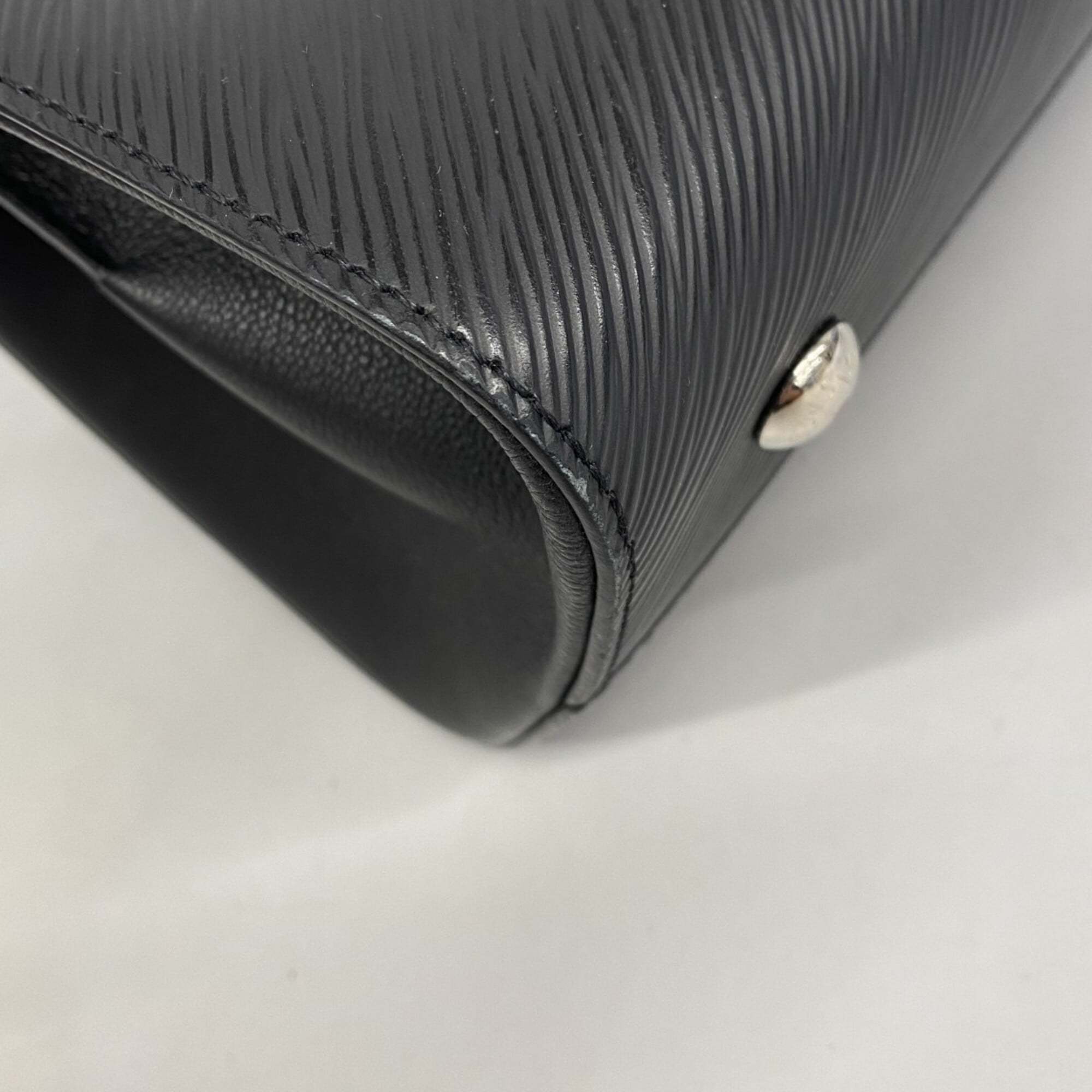 Louis Vuitton Noir Handbag (Pre-Owned)