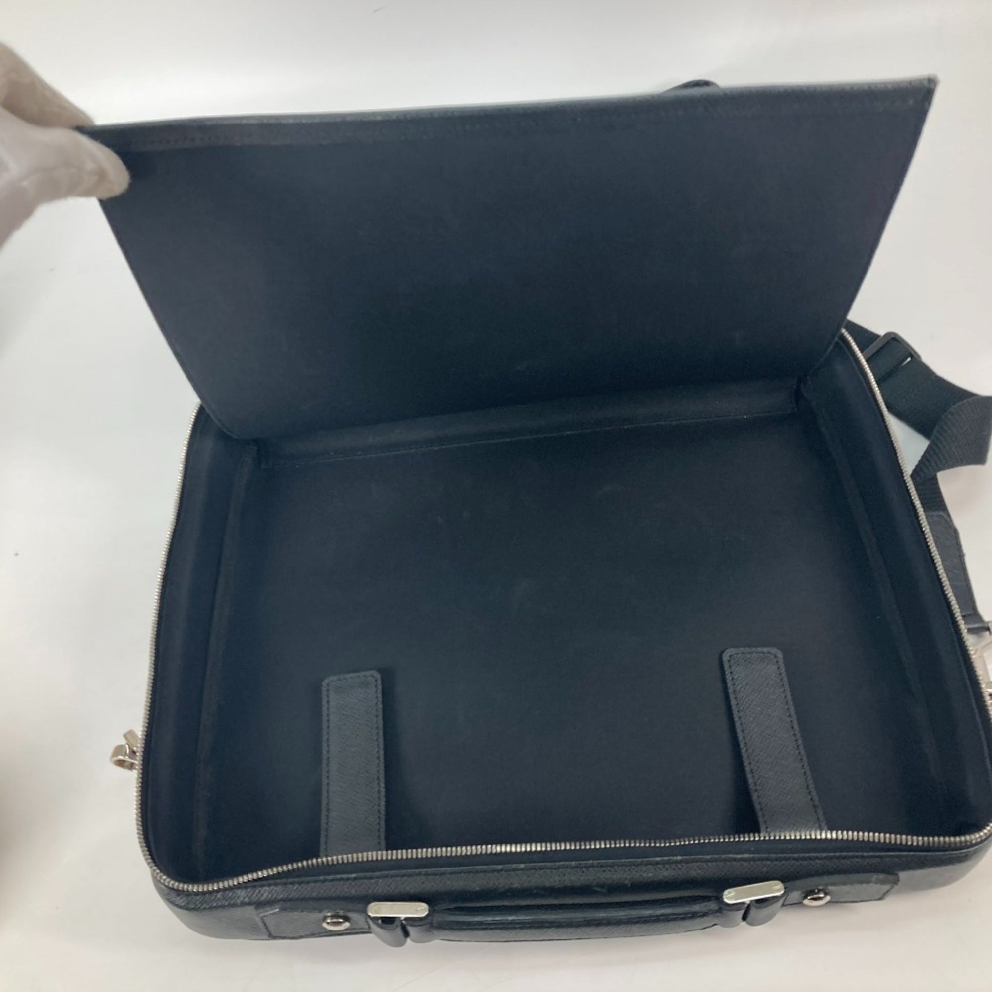 Louis Vuitton Ardoise Black Taiga Leather Handbag Shoulder Bag (Pre-Owned)
